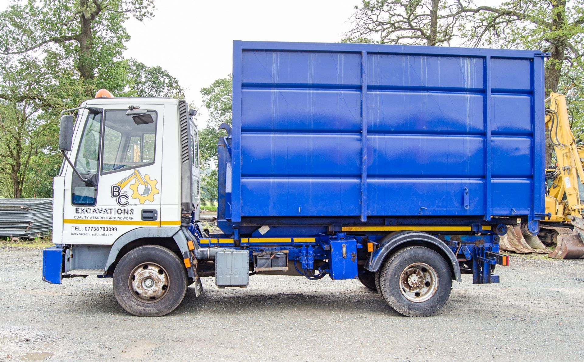 Iveco 75E15 7.5 tonne 4x2 hook loader skip lorry Registration Number: W59 RBU Date of - Image 8 of 27