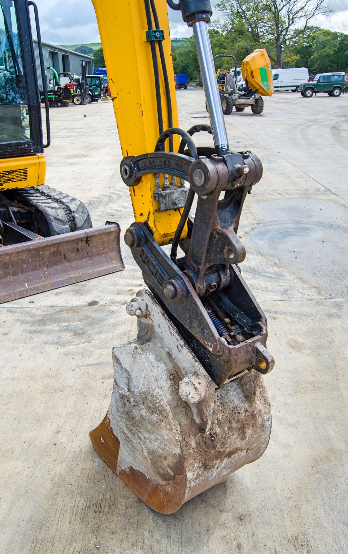 JCB 55 Z-1 5.5 tonne rubber tracked excavator Year: 2017 S/N: 1924905 Recorded Hours: 2645 blade, - Image 15 of 26