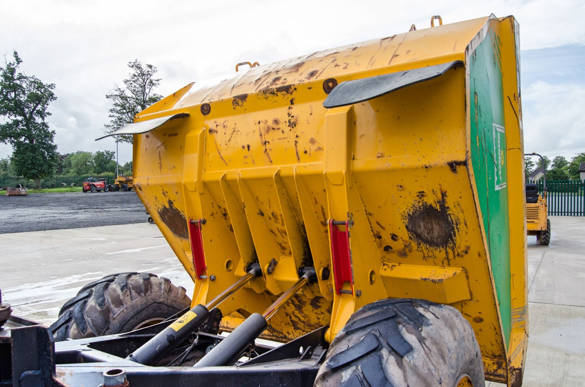 JCB 9 tonne straight skip dumper Year: 2015 S/N: EFFR118237 Recorded Hours: 2585 A681019 - Image 11 of 23