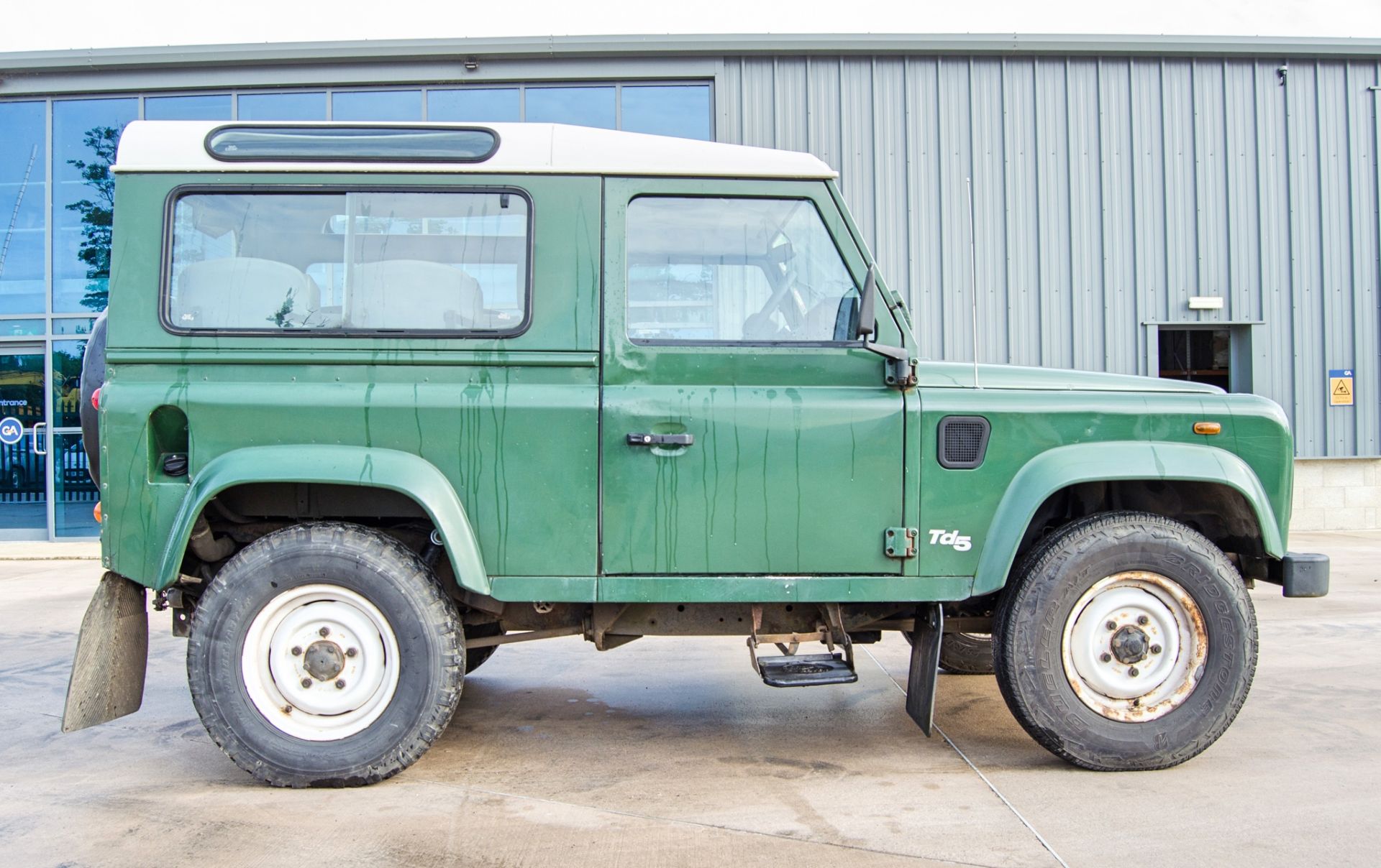 Land Rover Defender 90 County TD5 2500cc 4 wheel drive utility vehicle Registration Number: V399 OKE - Image 7 of 46