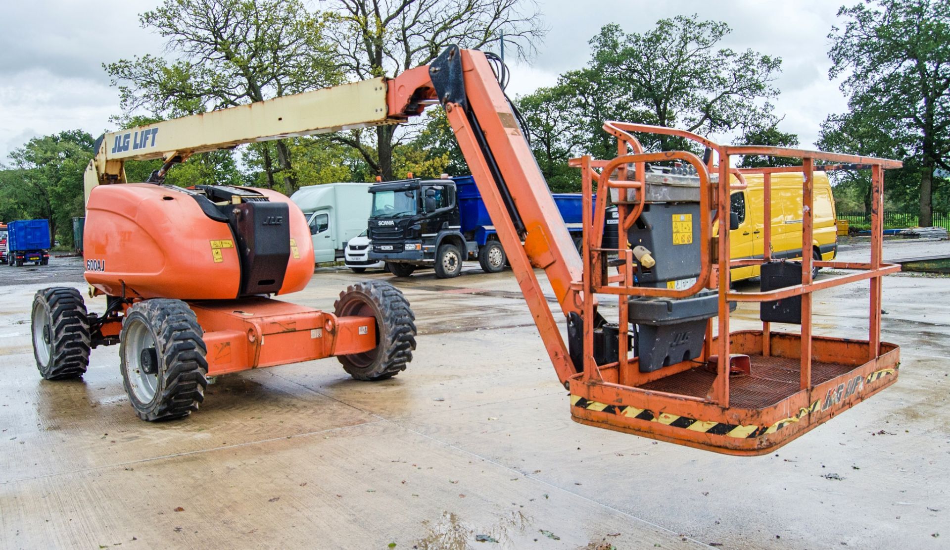 JLG 600 AJ battery electric/diesel articulated boom lift access platform Year: 2012 S/N: - Image 2 of 18