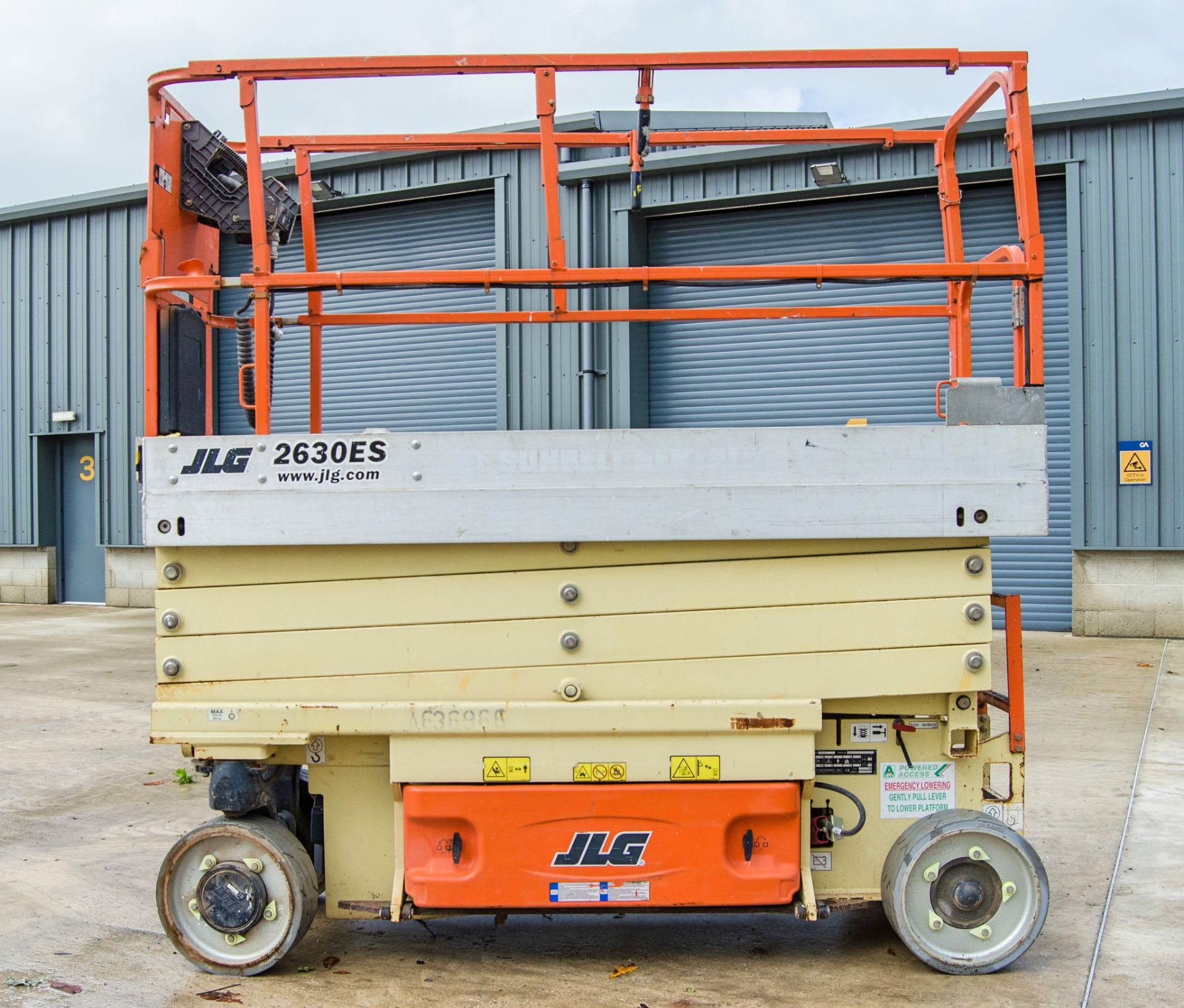 JLG 2630ES battery electric scissor lift access platform Year: 2014 S/N: 236753 Recorded Hours: - Image 5 of 14