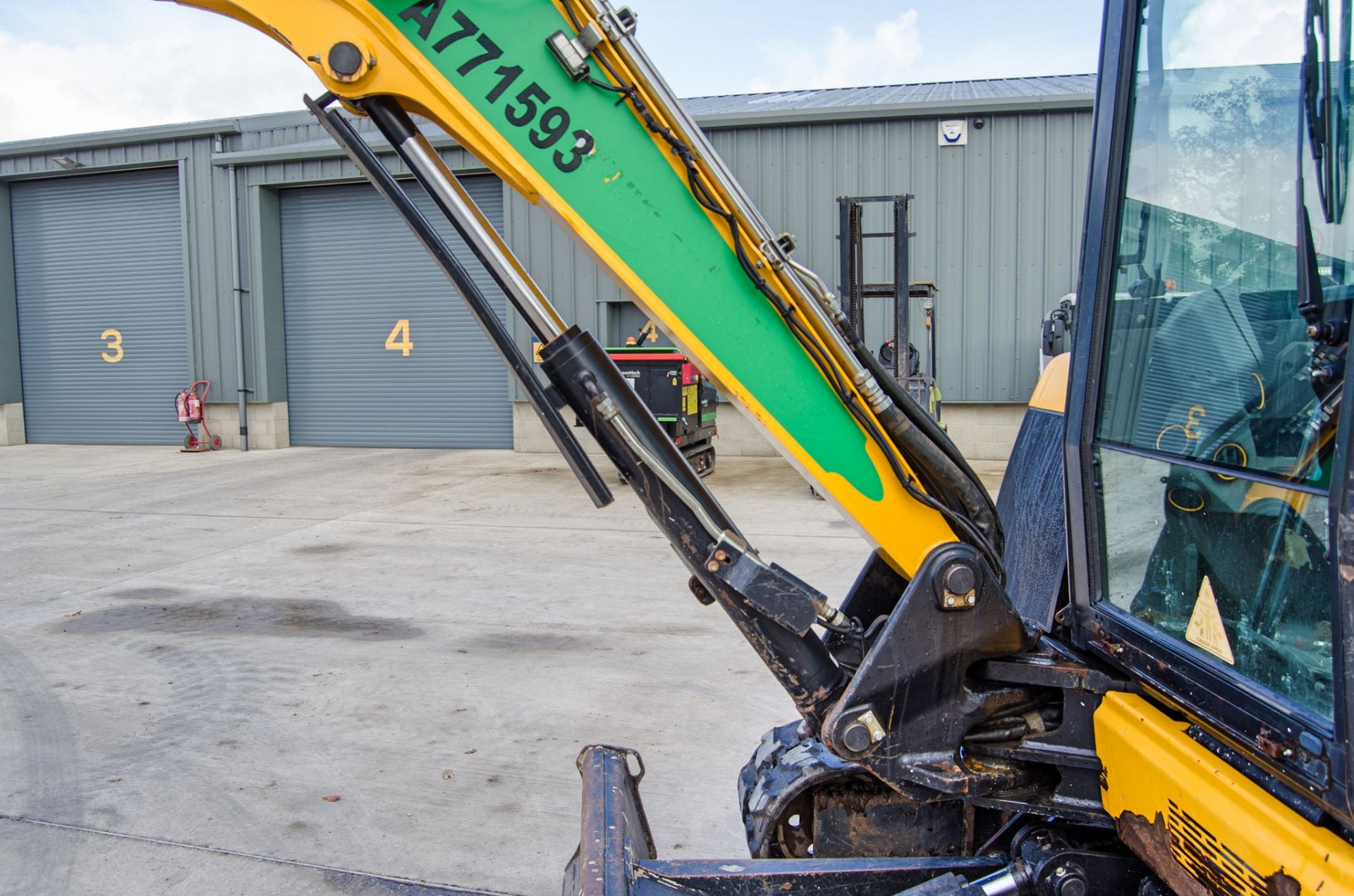 JCB 55 Z-1 5.5 tonne rubber tracked excavator Year: 2017 S/N: 19248 Recorded Hours: 2649 blade, - Image 17 of 26