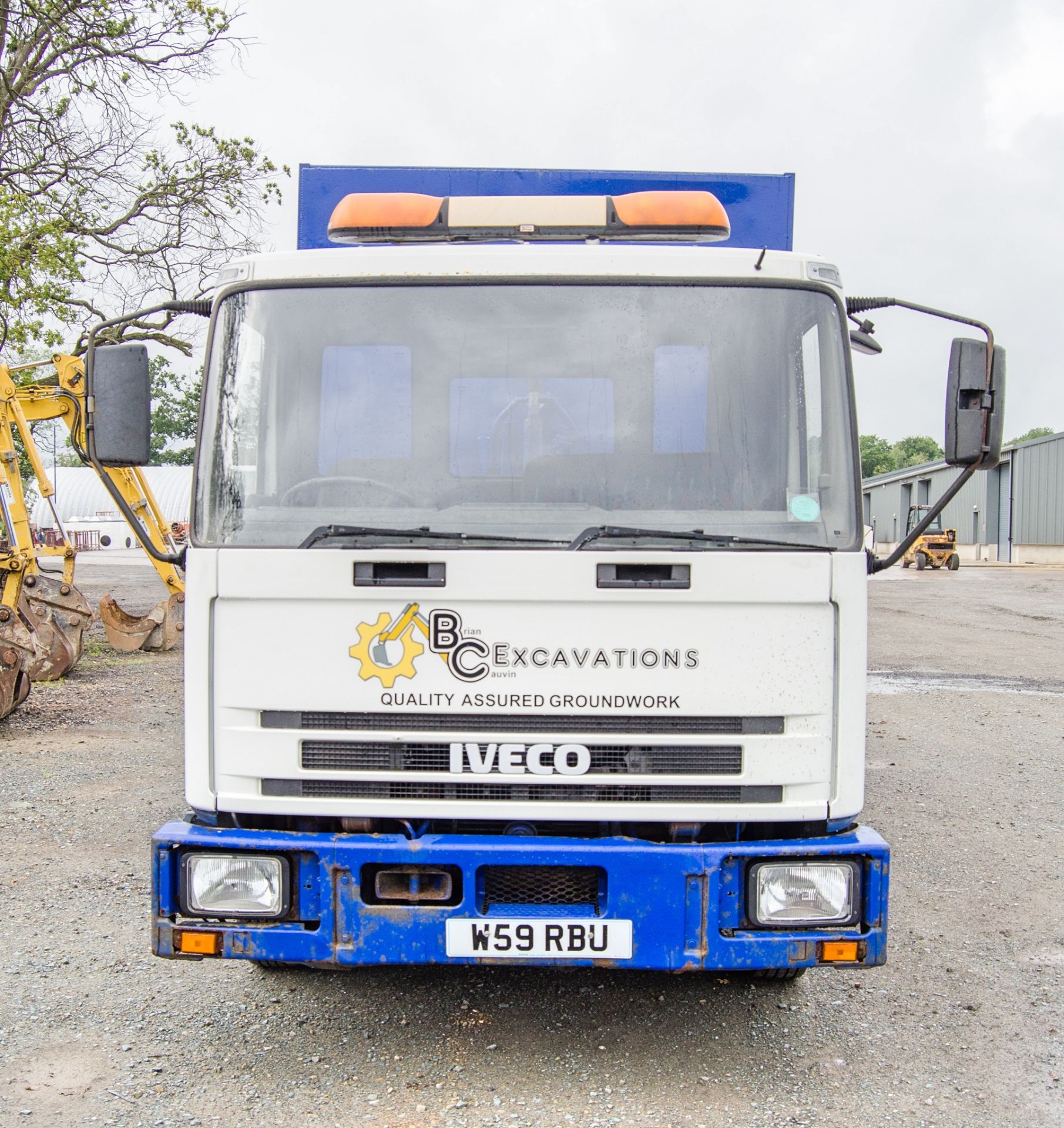 Iveco 75E15 7.5 tonne 4x2 hook loader skip lorry Registration Number: W59 RBU Date of - Image 5 of 27