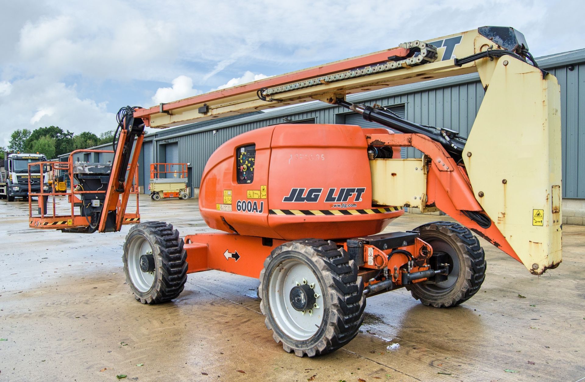 JLG 600 AJ battery electric/diesel articulated boom lift access platform Year: 2012 S/N: - Image 4 of 18