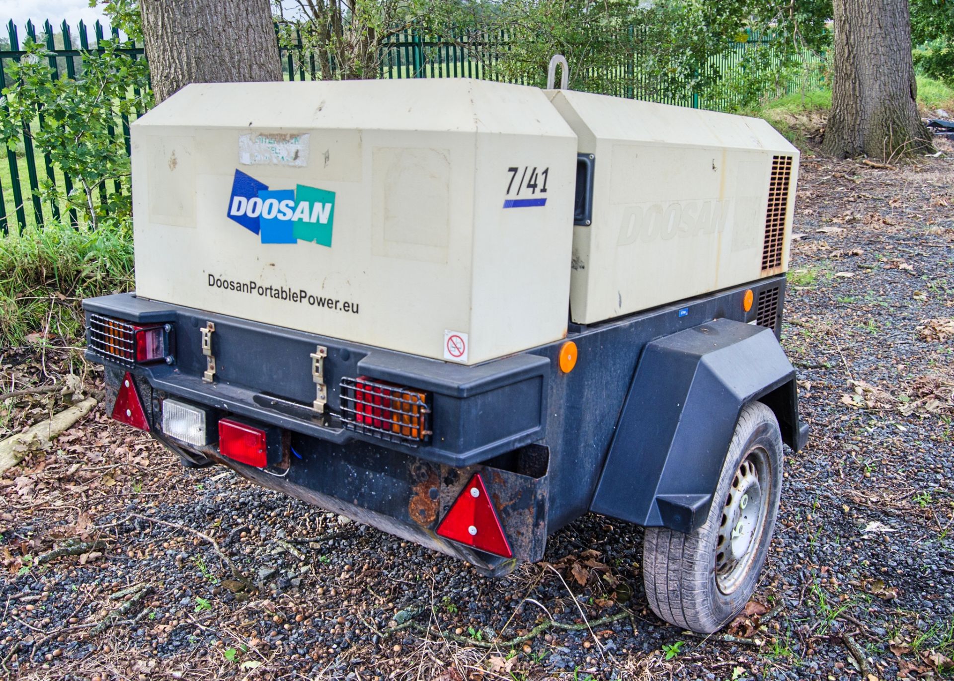 Doosan 741 diesel driven fast tow mobile air compressor Year: 2015 S/N: 433751 Recorded hours: 622 - Image 2 of 7