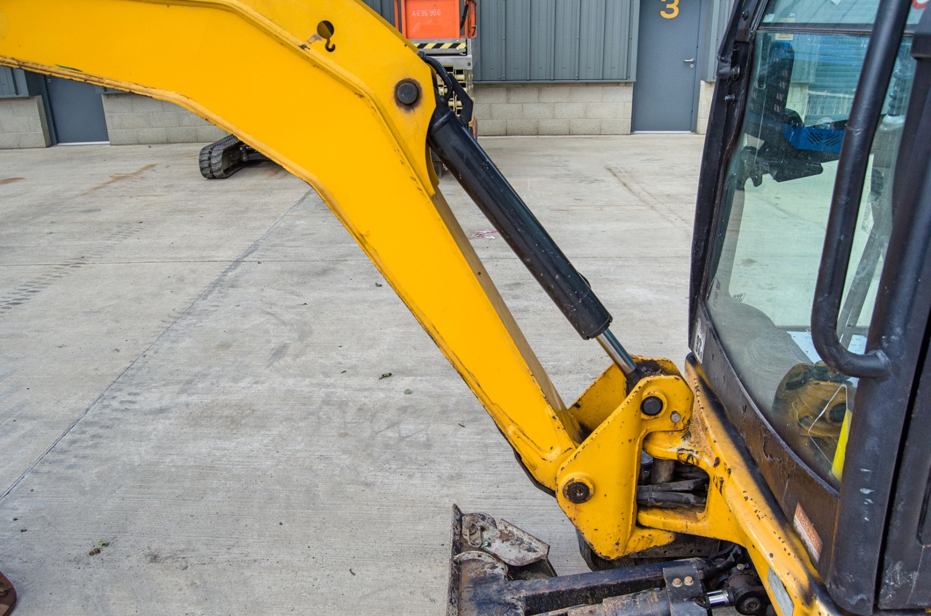 JCB 8018 CTS 1.5 tonne rubber tracked mini excavator Year: 2017 S/N: 2545483 Recorded Hours: 2042 - Image 17 of 26