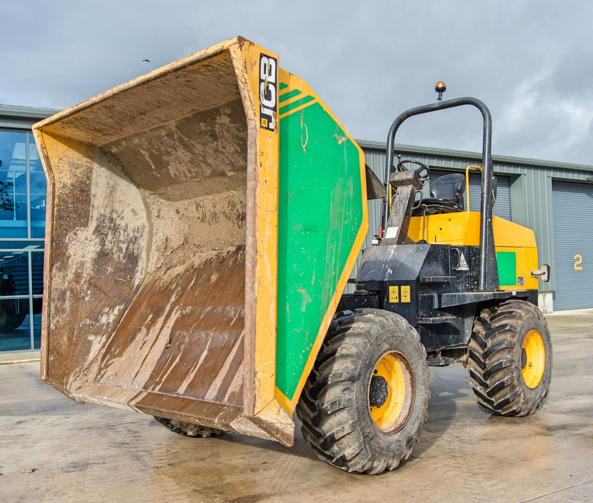 JCB 9 tonne straight skip dumper Year: 2016 S/N: EGGRM0365 Recorded Hours: 2322 A727248 c/w V5 - Image 7 of 21