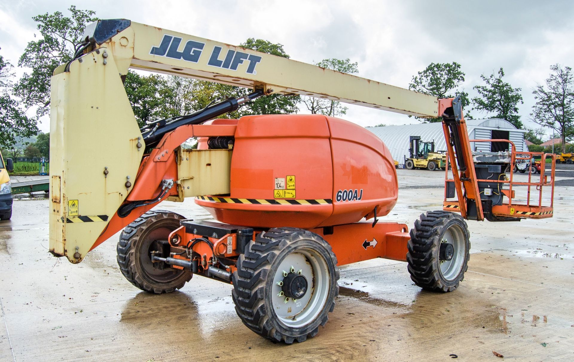 JLG 600 AJ battery electric/diesel articulated boom lift access platform Year: 2012 S/N: - Image 3 of 18