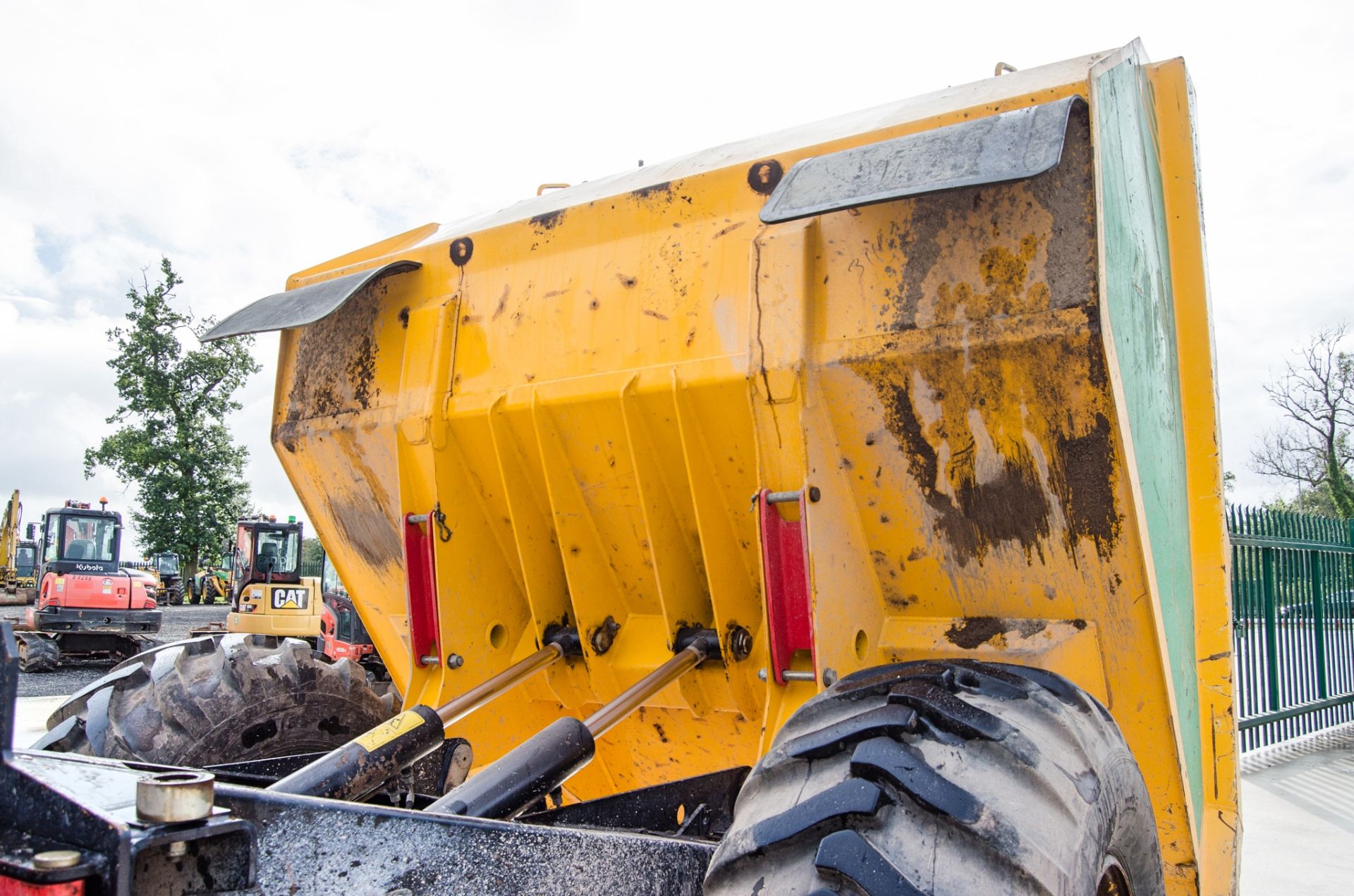 JCB 9 tonne straight skip dumper Year: 2016 S/N: EGGRM0365 Recorded Hours: 2322 A727248 c/w V5 - Image 9 of 21