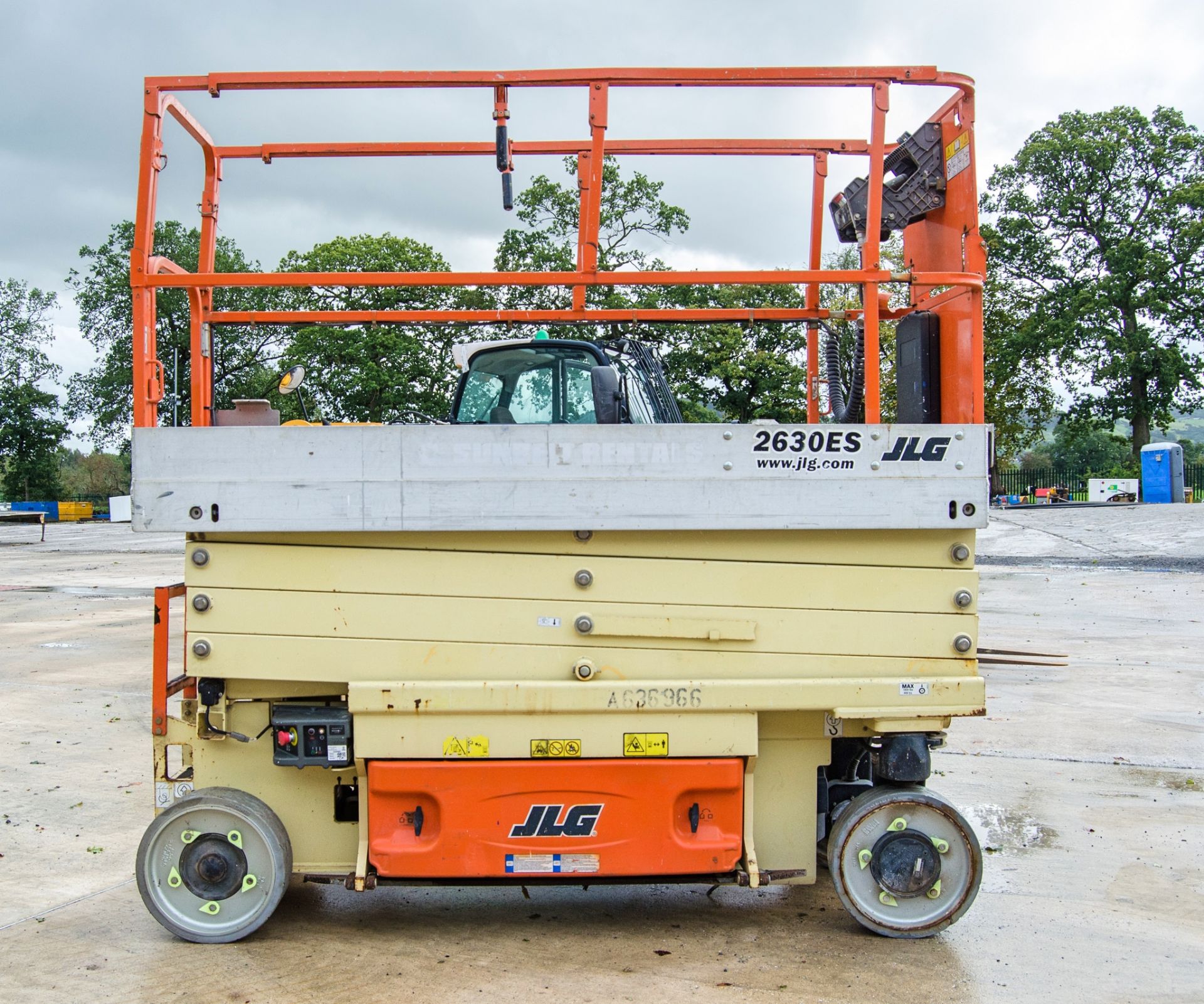 JLG 2630ES battery electric scissor lift access platform Year: 2014 S/N: 236753 Recorded Hours: - Image 6 of 14