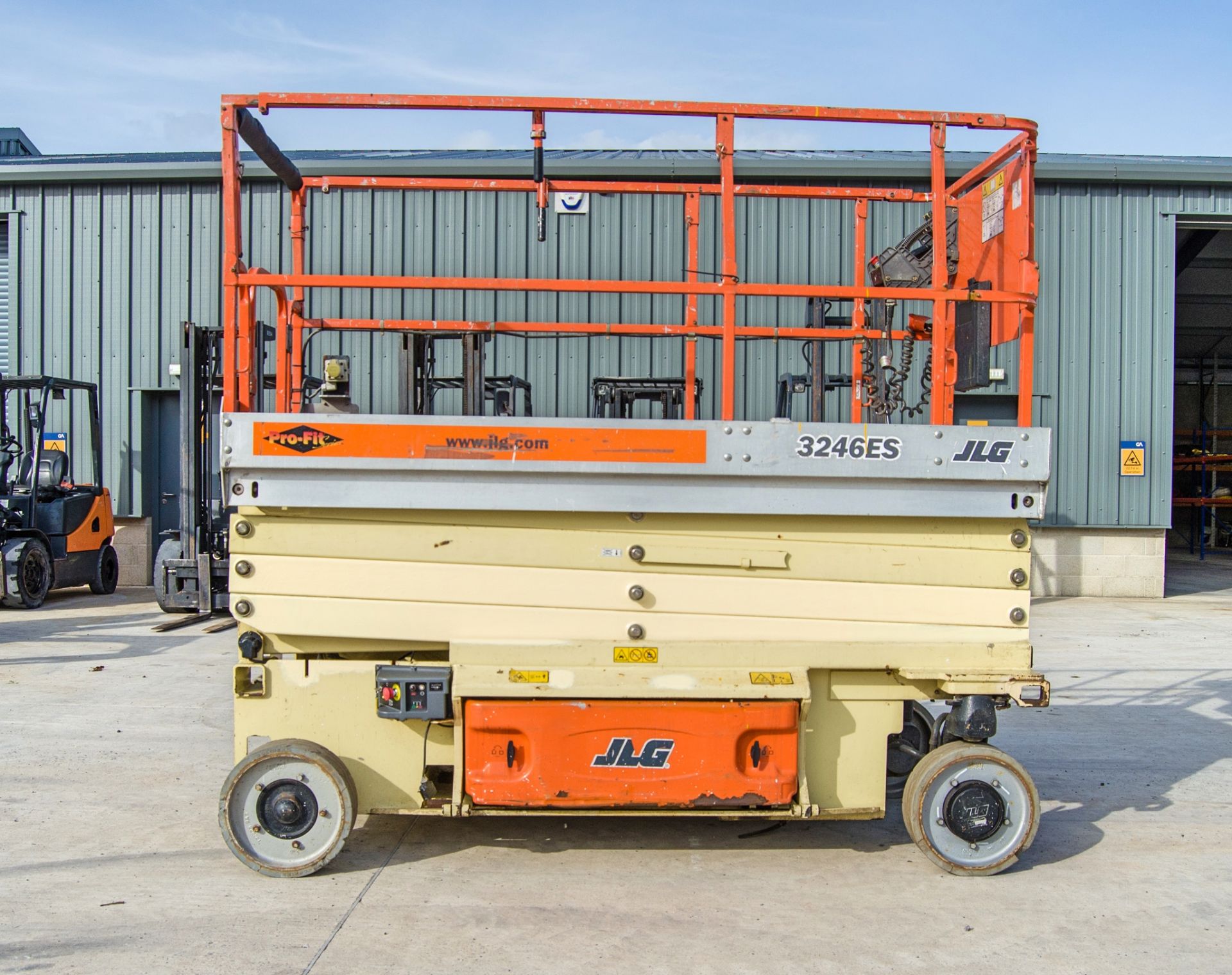 JLG 3246ES battery electric scissor lift access platform Year: 2008 S/N: 1200020197 Recorded - Image 5 of 13