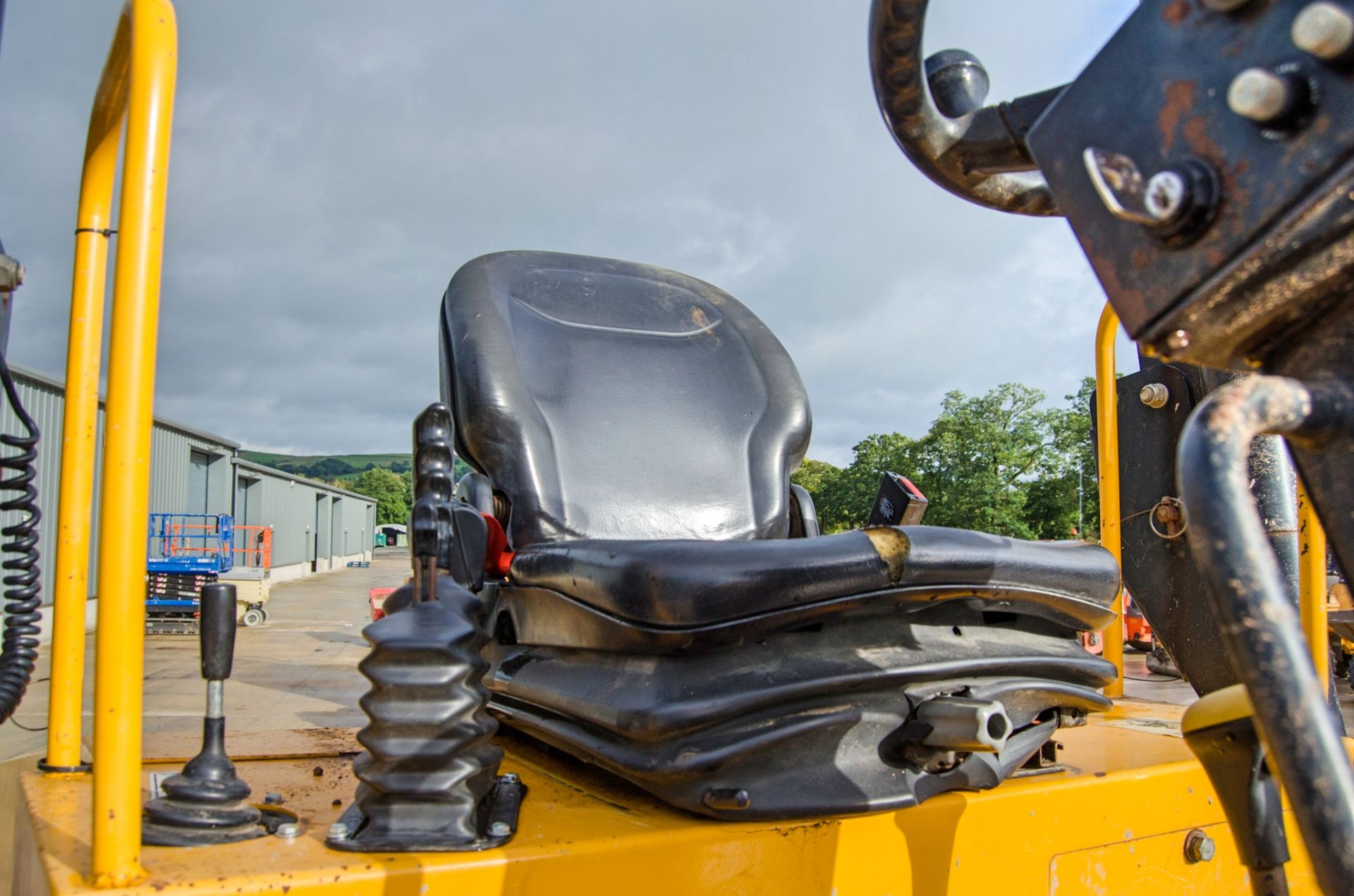 JCB 9 tonne straight skip dumper Year: 2016 S/N: EGGRM0365 Recorded Hours: 2322 A727248 c/w V5 - Image 16 of 21