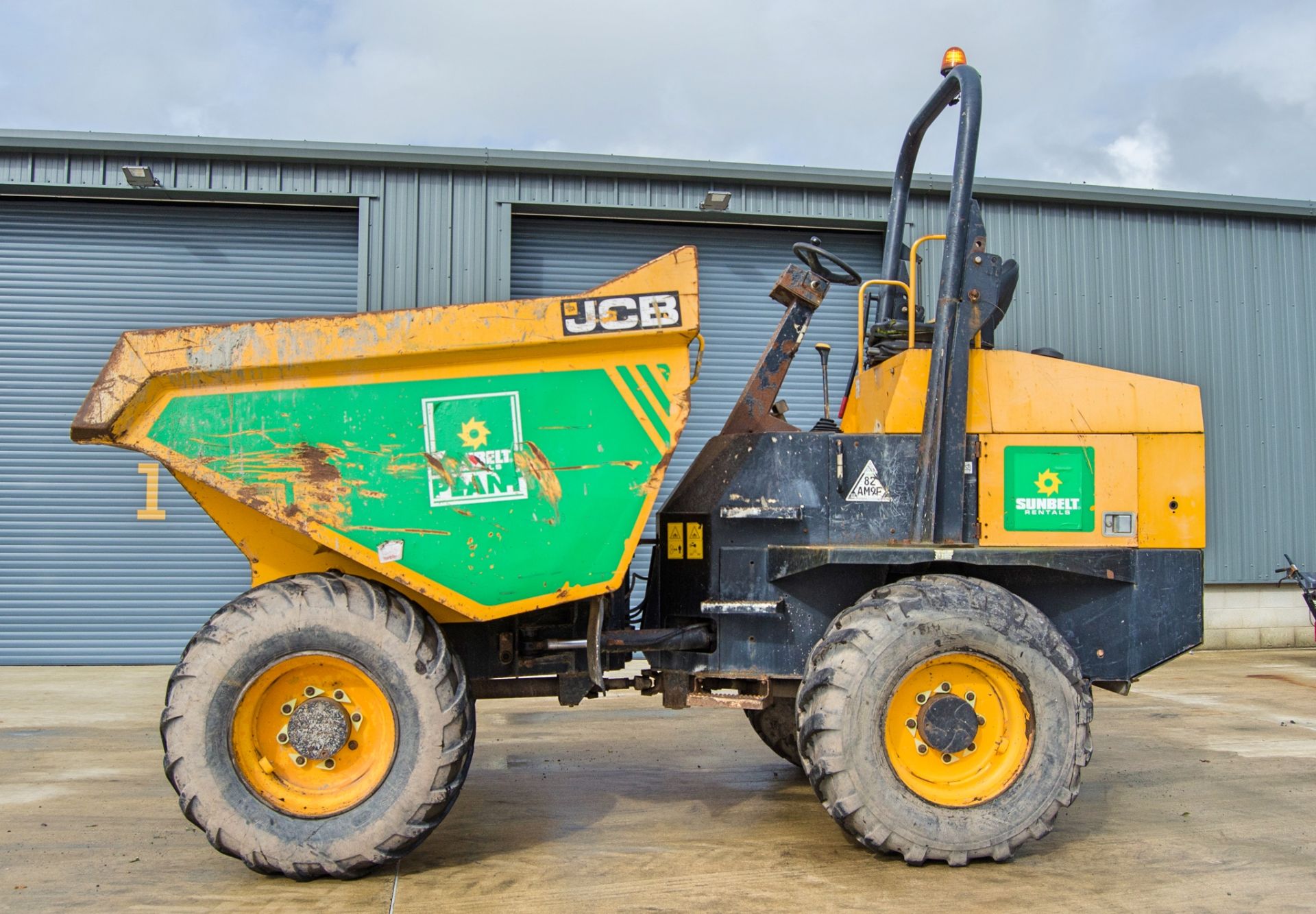 JCB 9 tonne straight skip dumper Year: 2015 S/N: EFFR118237 Recorded Hours: 2585 A681019 - Image 7 of 23