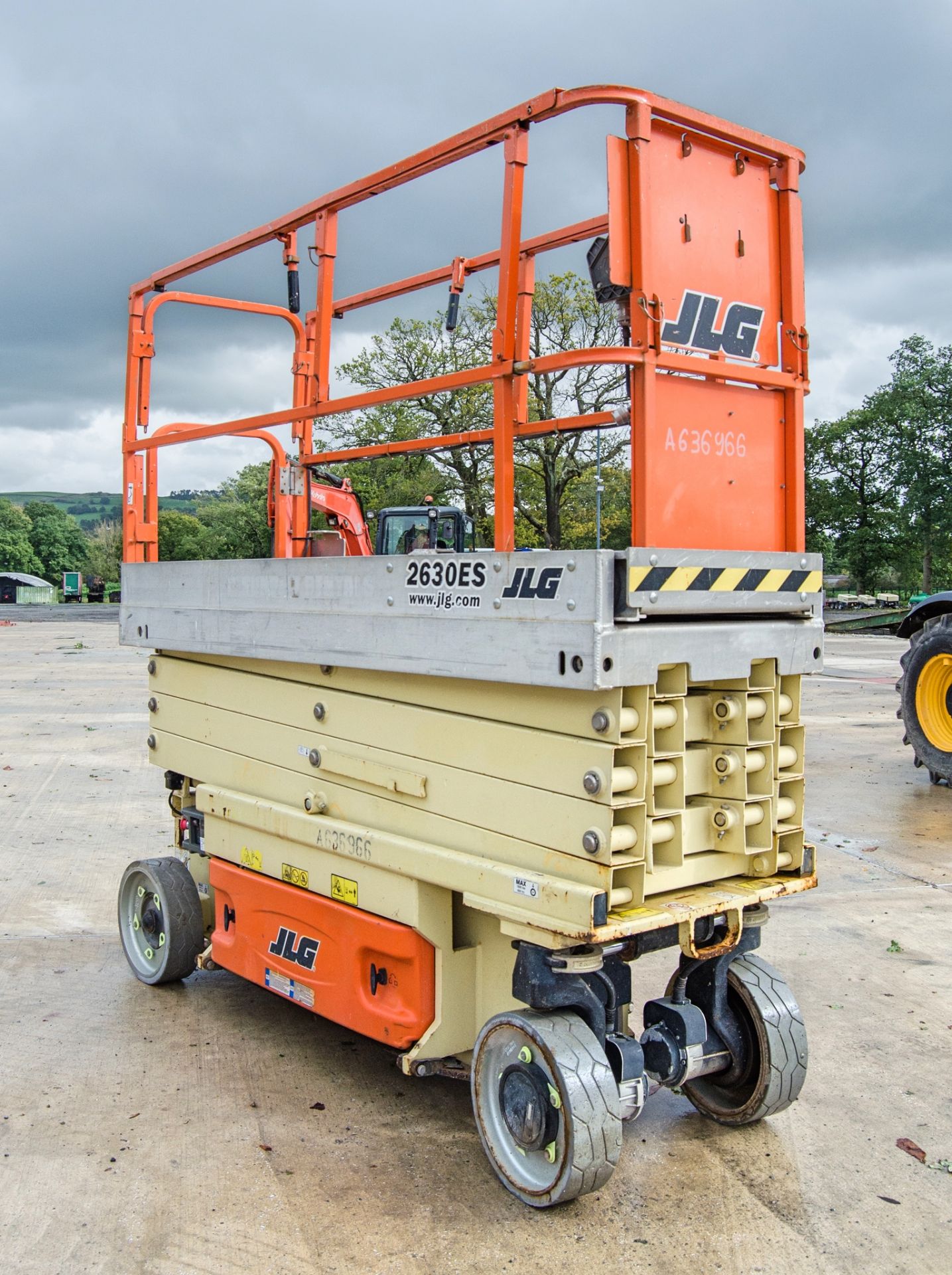 JLG 2630ES battery electric scissor lift access platform Year: 2014 S/N: 236753 Recorded Hours: - Image 2 of 14