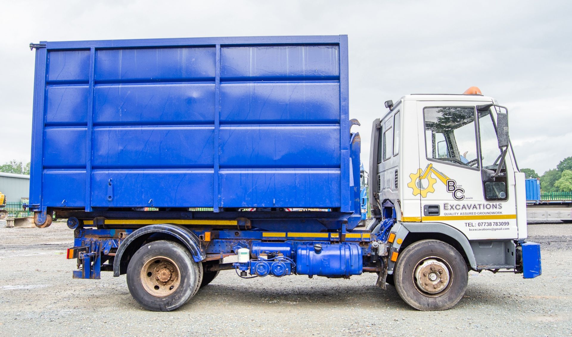 Iveco 75E15 7.5 tonne 4x2 hook loader skip lorry Registration Number: W59 RBU Date of - Image 7 of 27