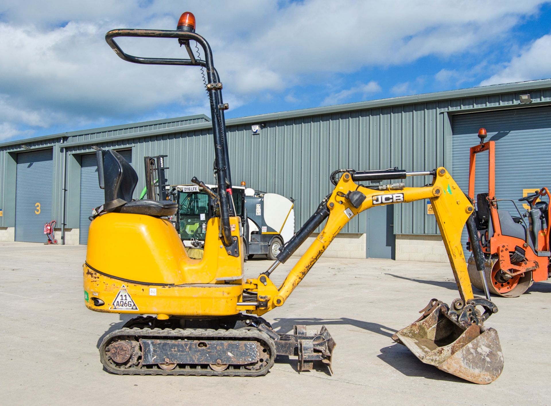JCB 8008 CTS 0.8 tonne rubber tracked mini excavator Year: 2017 S/N: 1930252 Recorded Hours: 1241 - Image 8 of 27