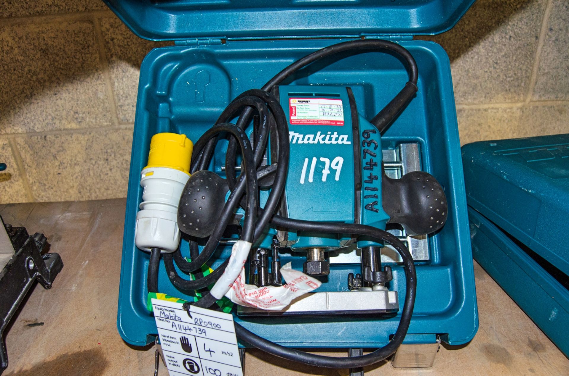 Makita RP0900 110v router c/w carry case A1144739