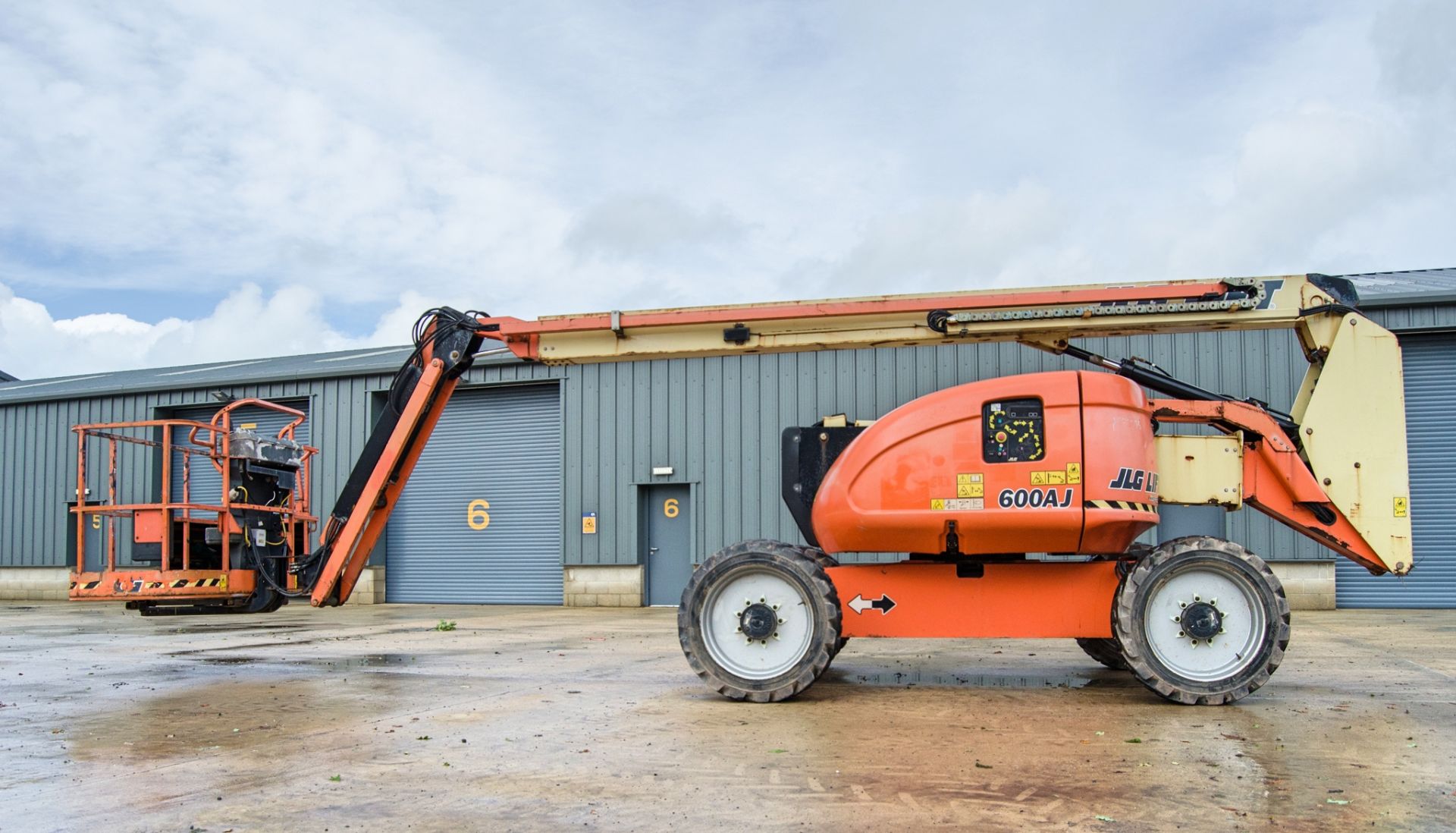 JLG 600 AJ battery electric/diesel articulated boom lift access platform Year: 2012 S/N: - Image 7 of 18