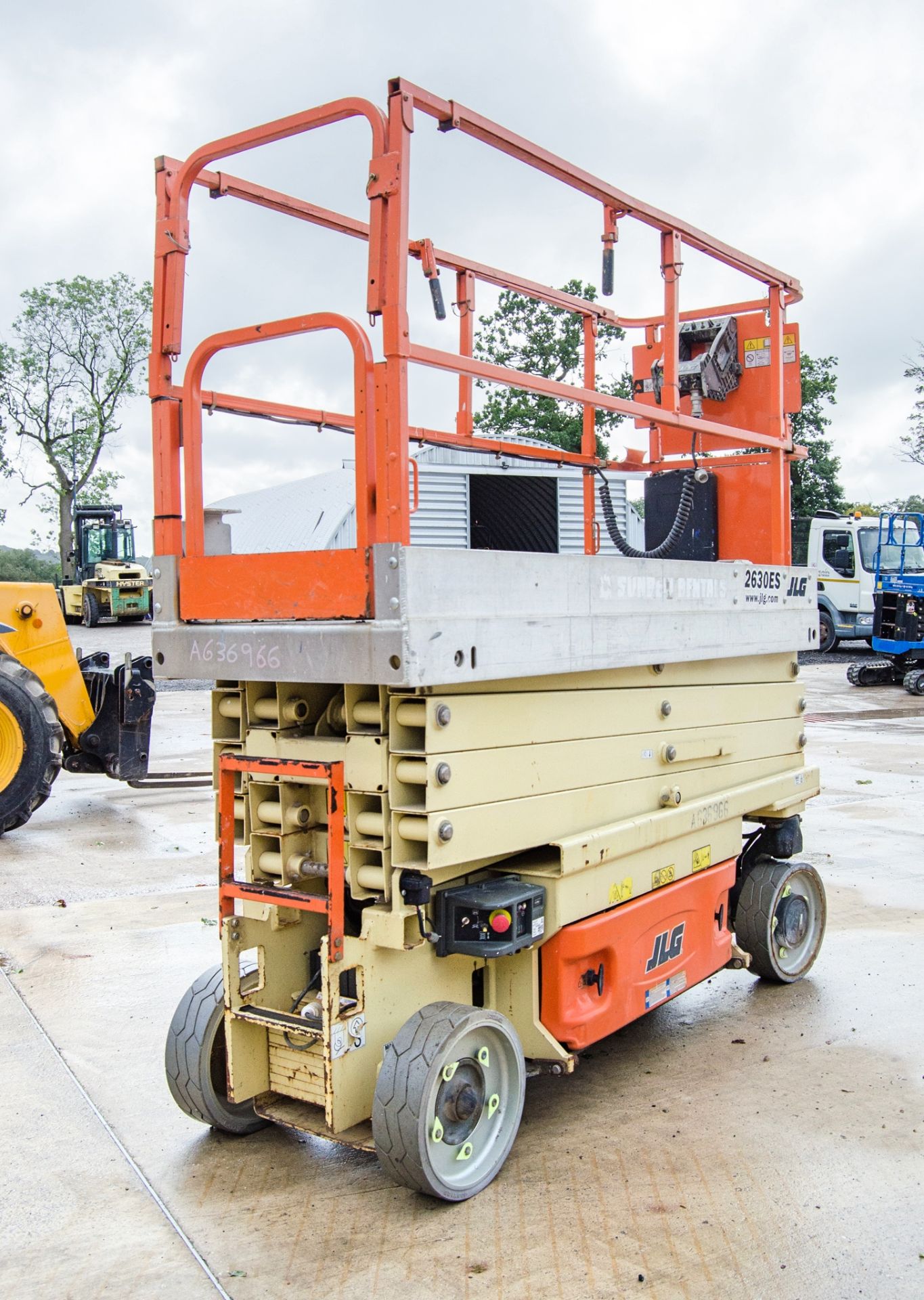 JLG 2630ES battery electric scissor lift access platform Year: 2014 S/N: 236753 Recorded Hours: - Image 3 of 14