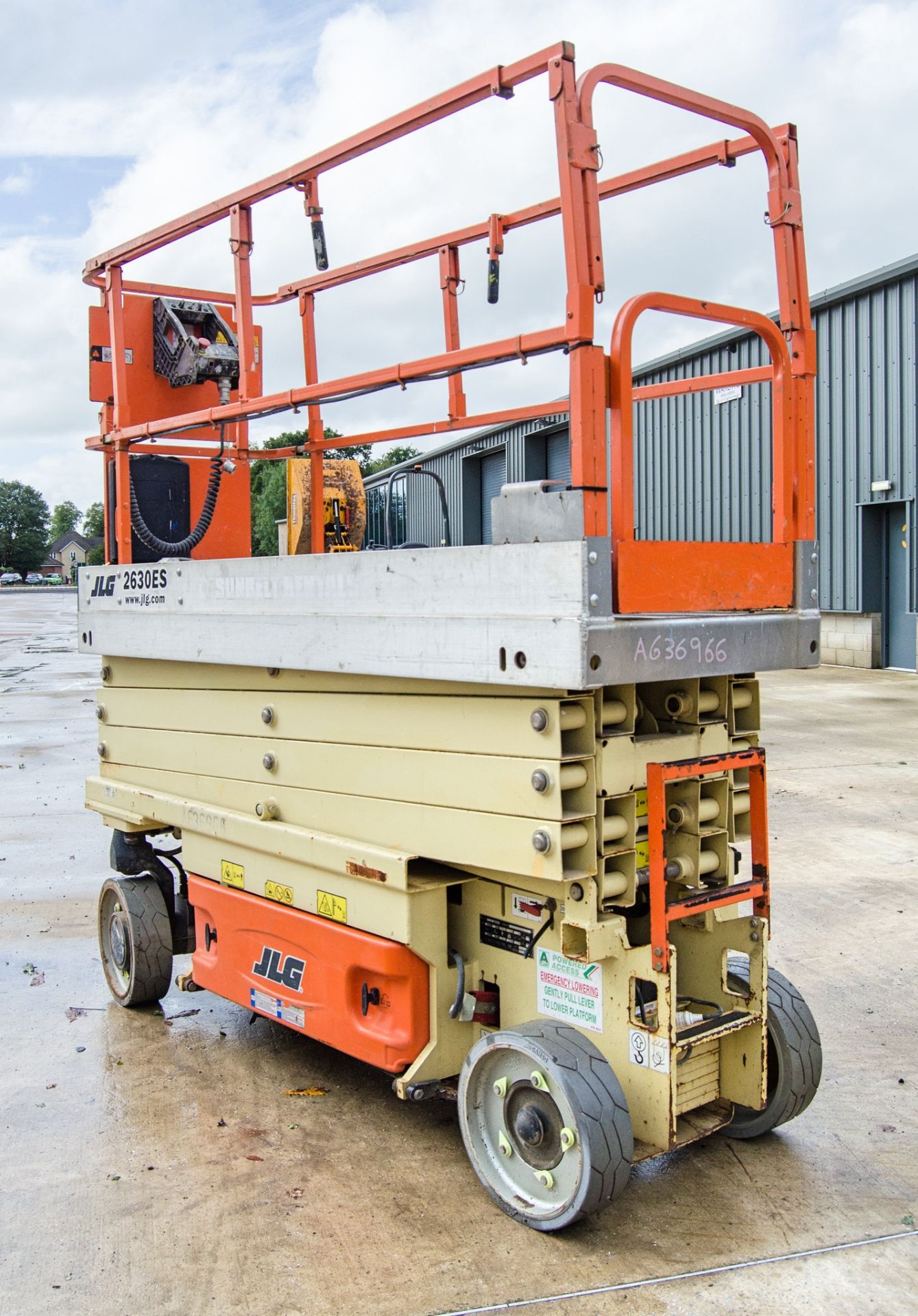 JLG 2630ES battery electric scissor lift access platform Year: 2014 S/N: 236753 Recorded Hours: - Image 4 of 14