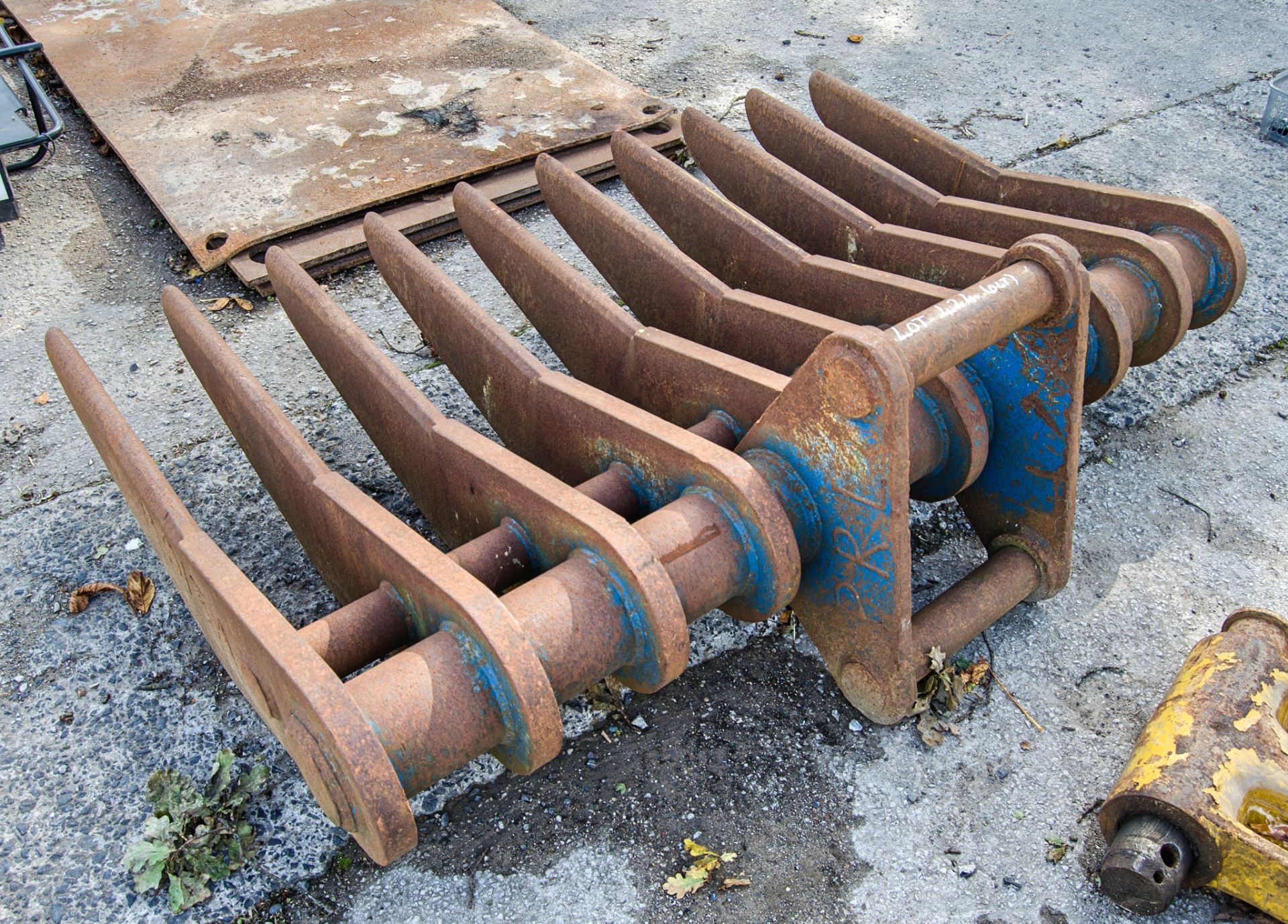 6ft rake to suit excavator Pin diameter: 80mm Pin centres: 480mm Pin width: 310mm - Image 2 of 2