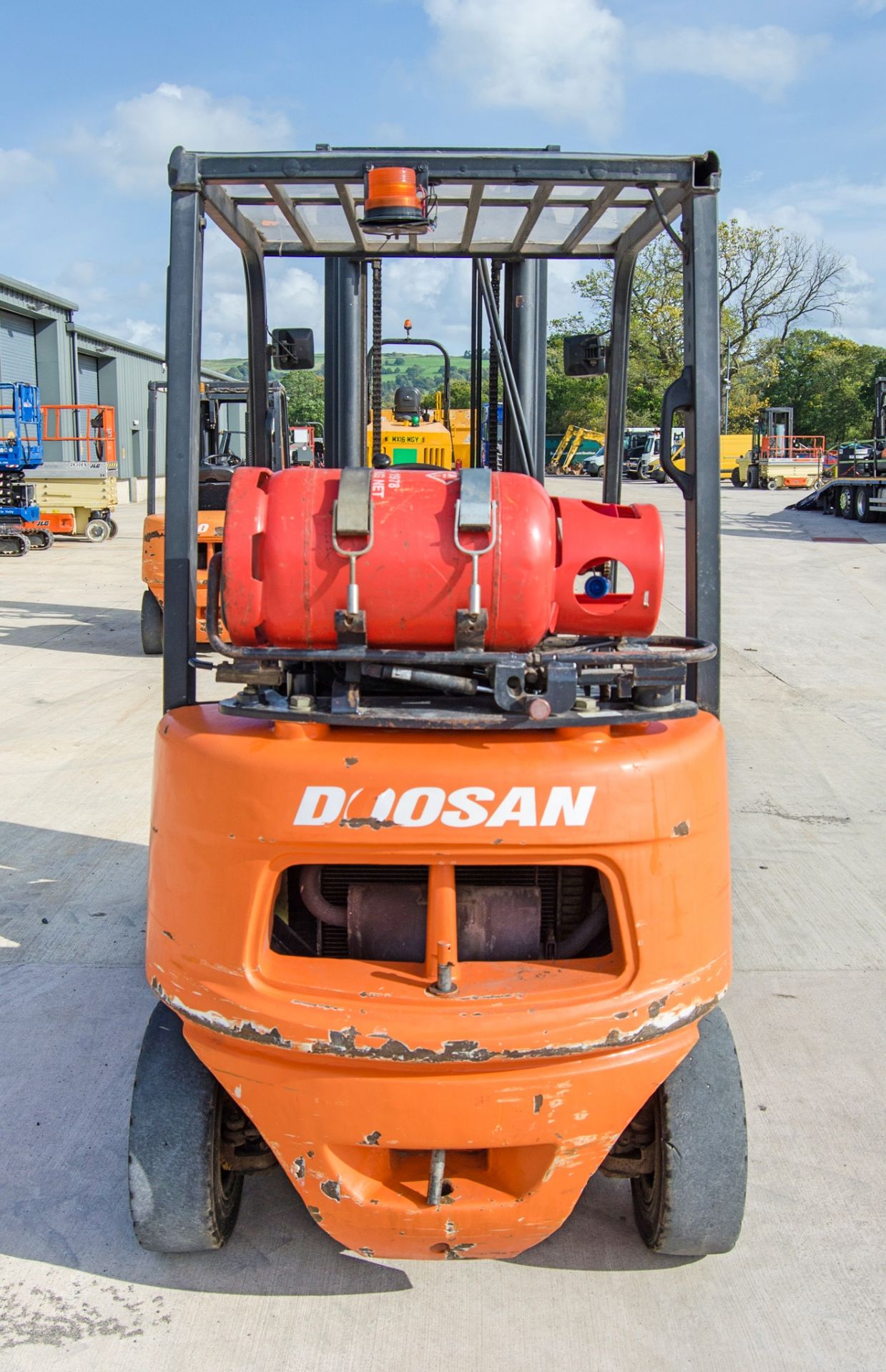 Doosan G20E-5 2 tonne gas powered fork lift truck Year: 2008 S/N: MF00471 Recorded Hours: 8276 - Image 6 of 22