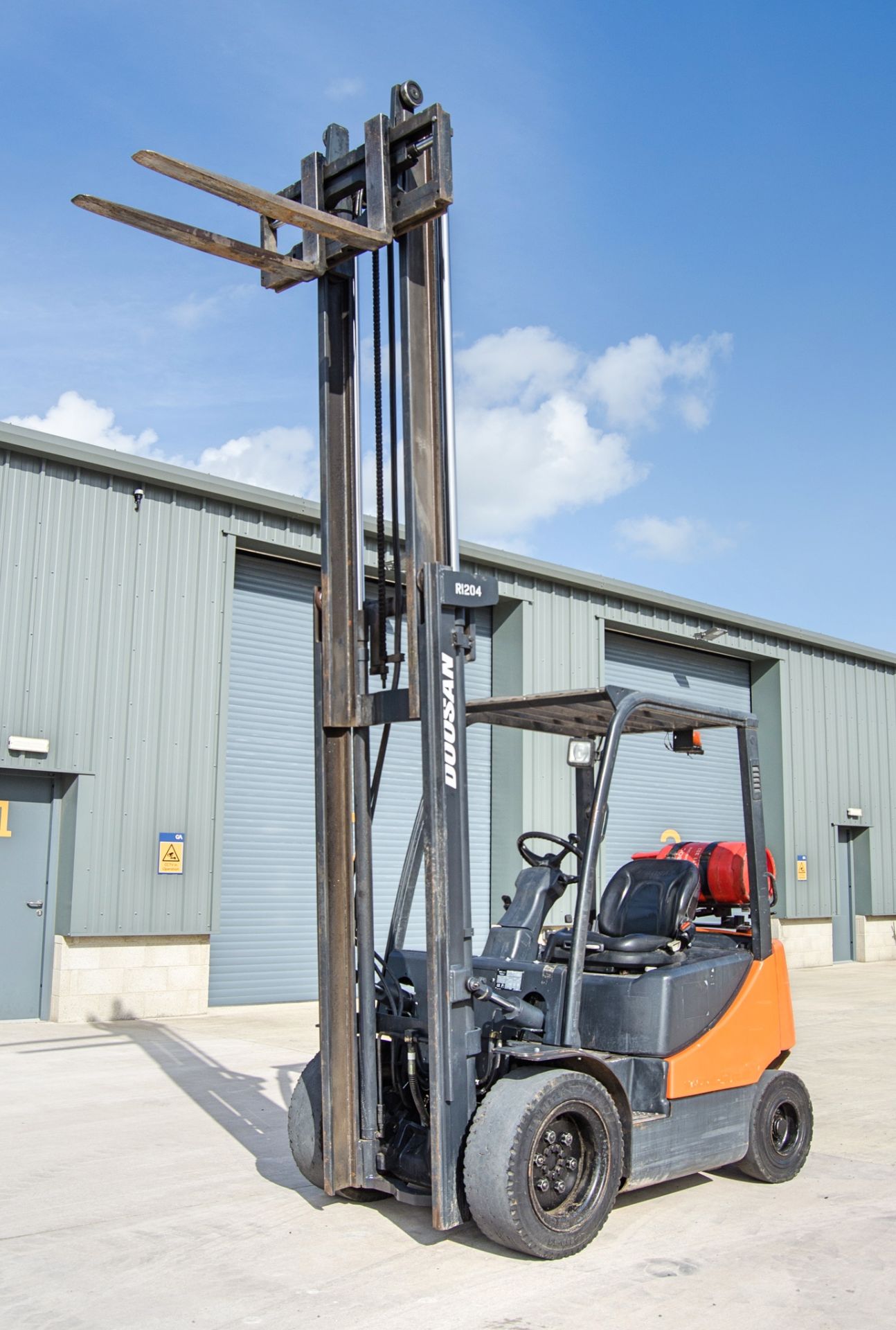 Doosan G20E-5 2 tonne gas powered fork lift truck Year: 2008 S/N: MF00471 Recorded Hours: 8276 - Image 9 of 22