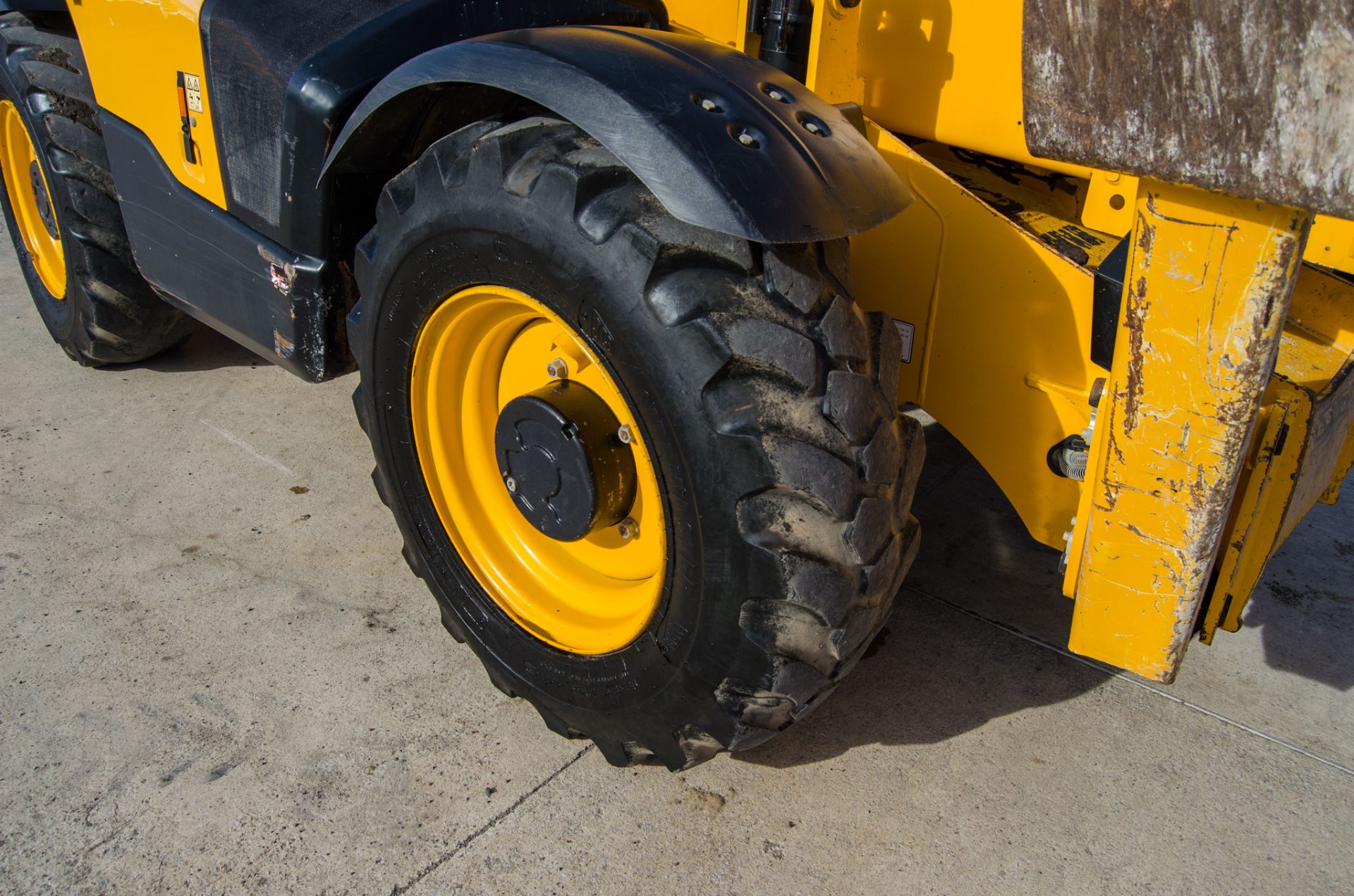 JCB 540-180 Hi-Viz T4 IV 18 metre telescopic handler Year: 2017 S/N: 2567255 Recorded Hours: 6327 - Image 15 of 26