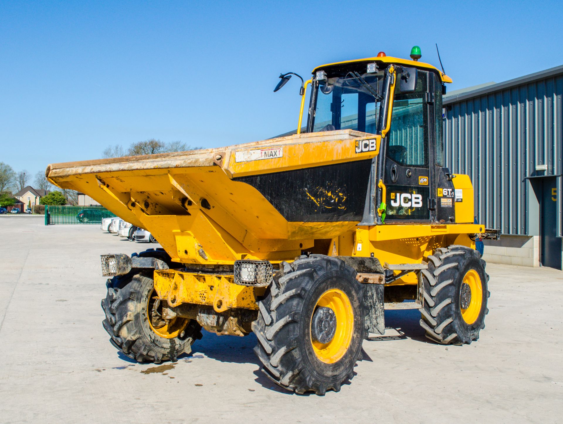 JCB 6ST 6 tonne swivel skip cabbed dumper Year: 2018 S/N: 2561954 Recorded Hours: 1844 c/w camera