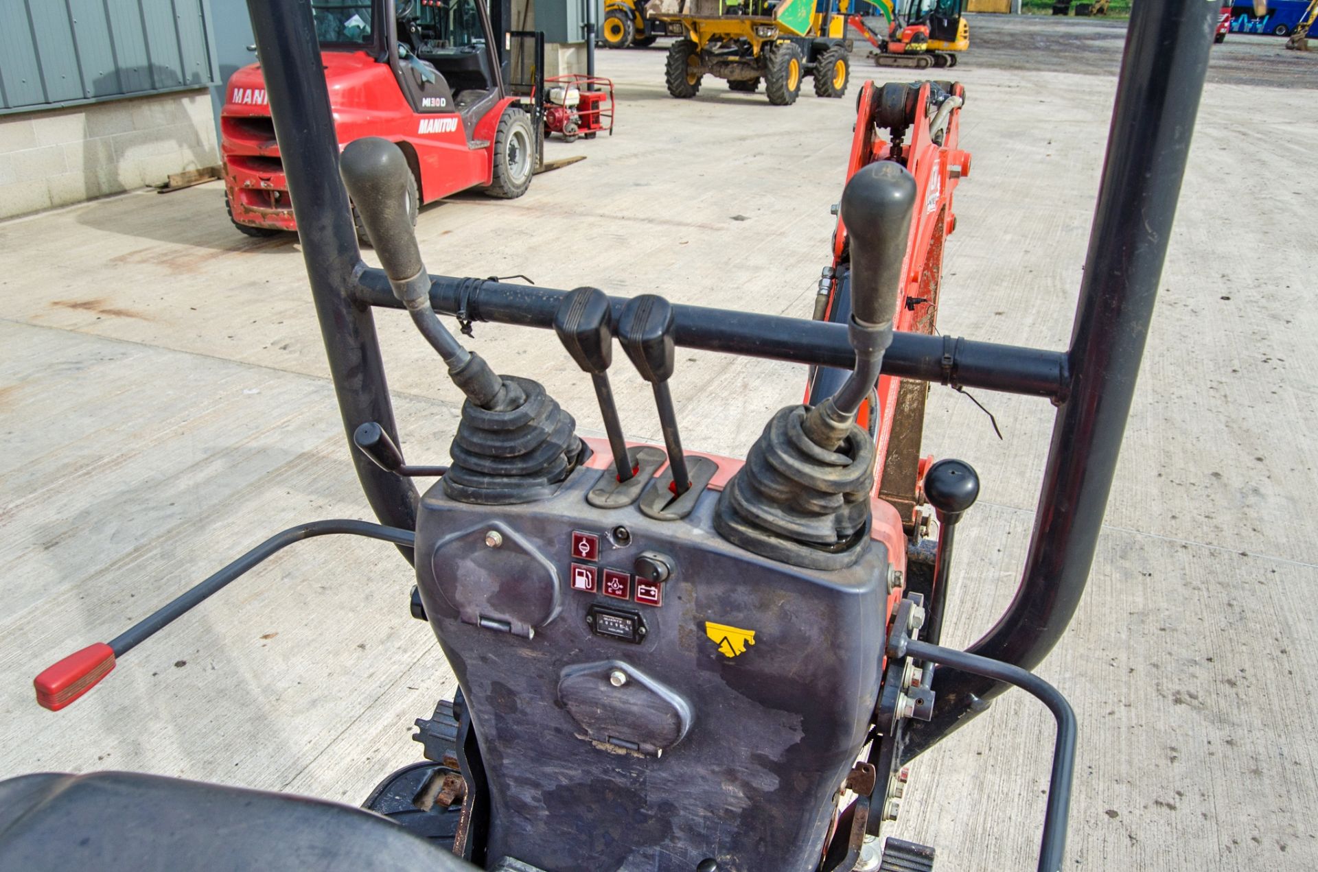 Kubota K008-3 0.8 tonne rubber tracked micro excavator Year: 2018 S/N: 31342 Recorded Hours: 1069 - Image 22 of 26