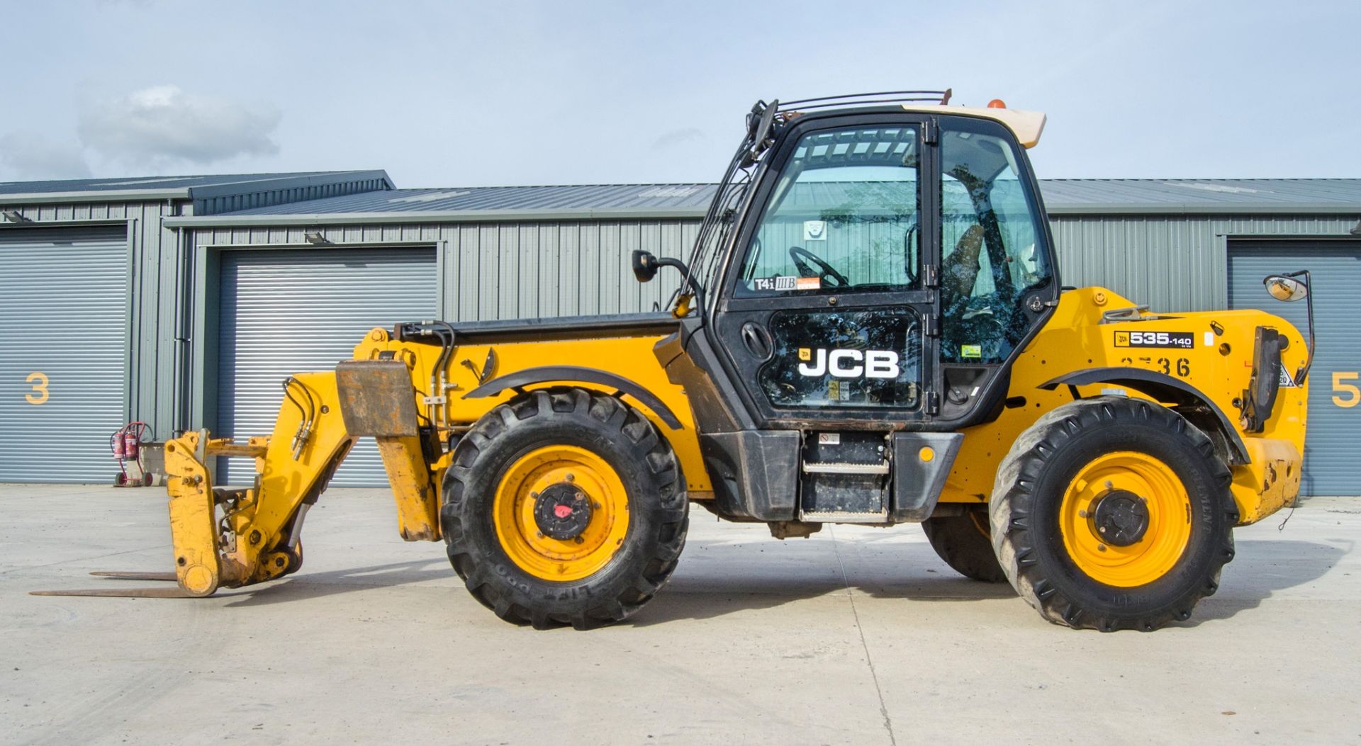 JCB 535-140 Hi-Viz T4i IIIB 14 metre telescopic handler Year: 2013 S/N: 2179341 Recorded Hours: 7494 - Image 7 of 27