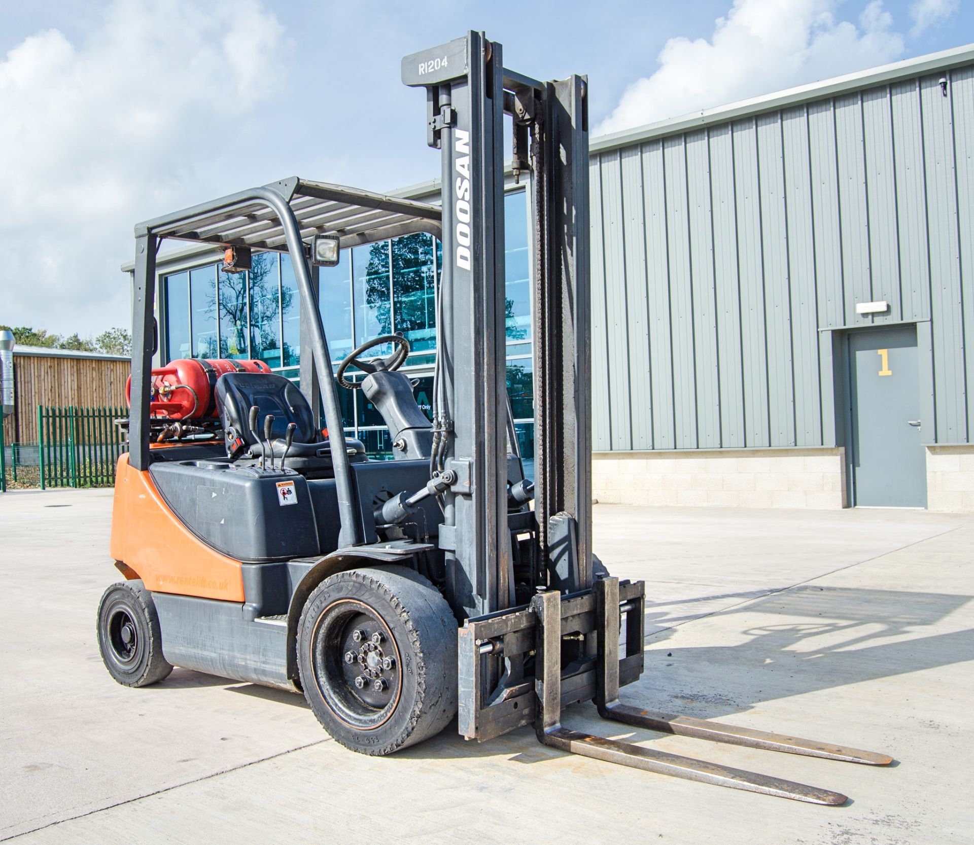 Doosan G20E-5 2 tonne gas powered fork lift truck Year: 2008 S/N: MF00471 Recorded Hours: 8276 - Image 2 of 22