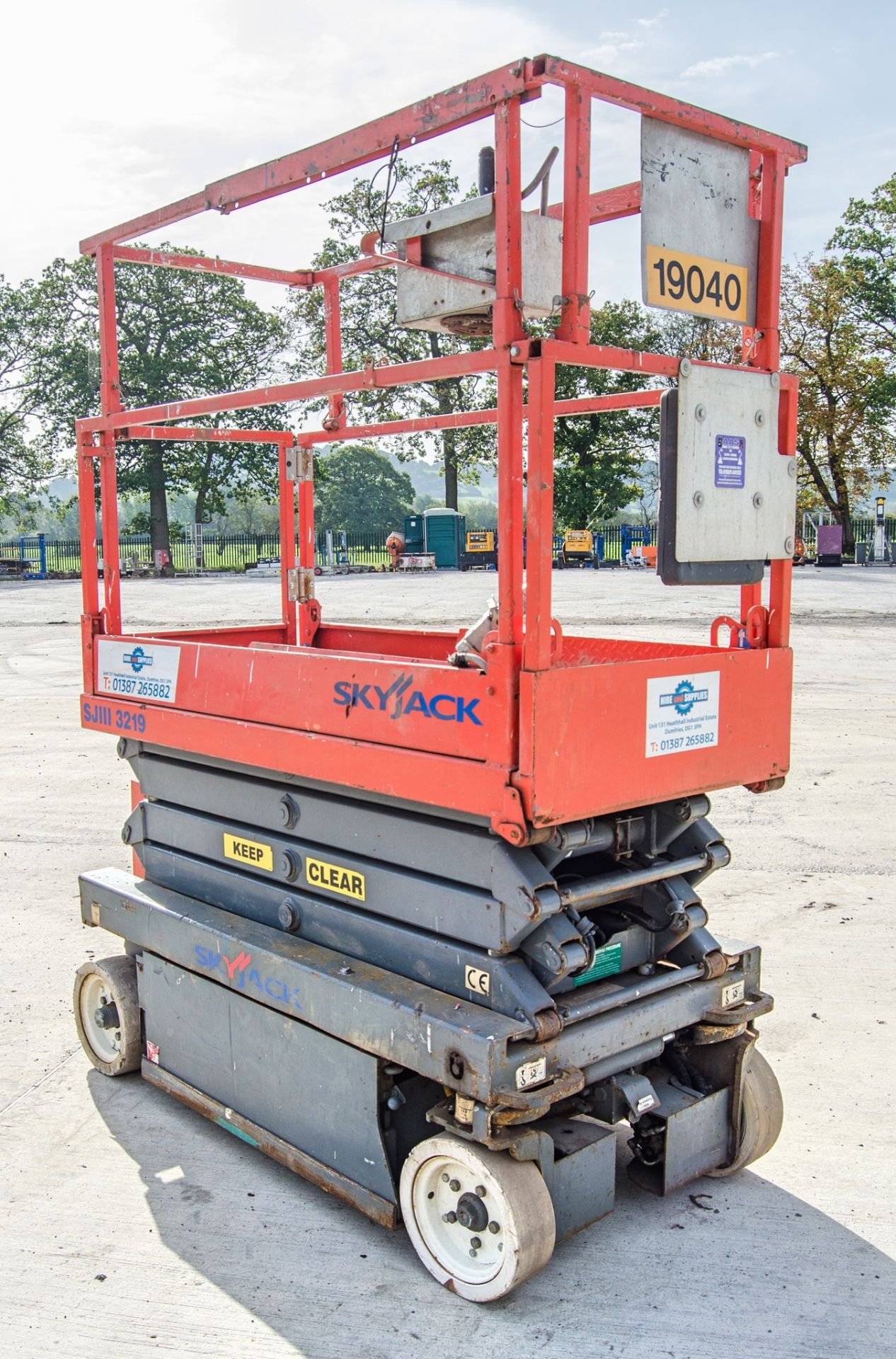 Skyjack SJIII 3219 battery electric scissor lift access platform Year: 2004 S/N: 243792 19040 - Image 3 of 6