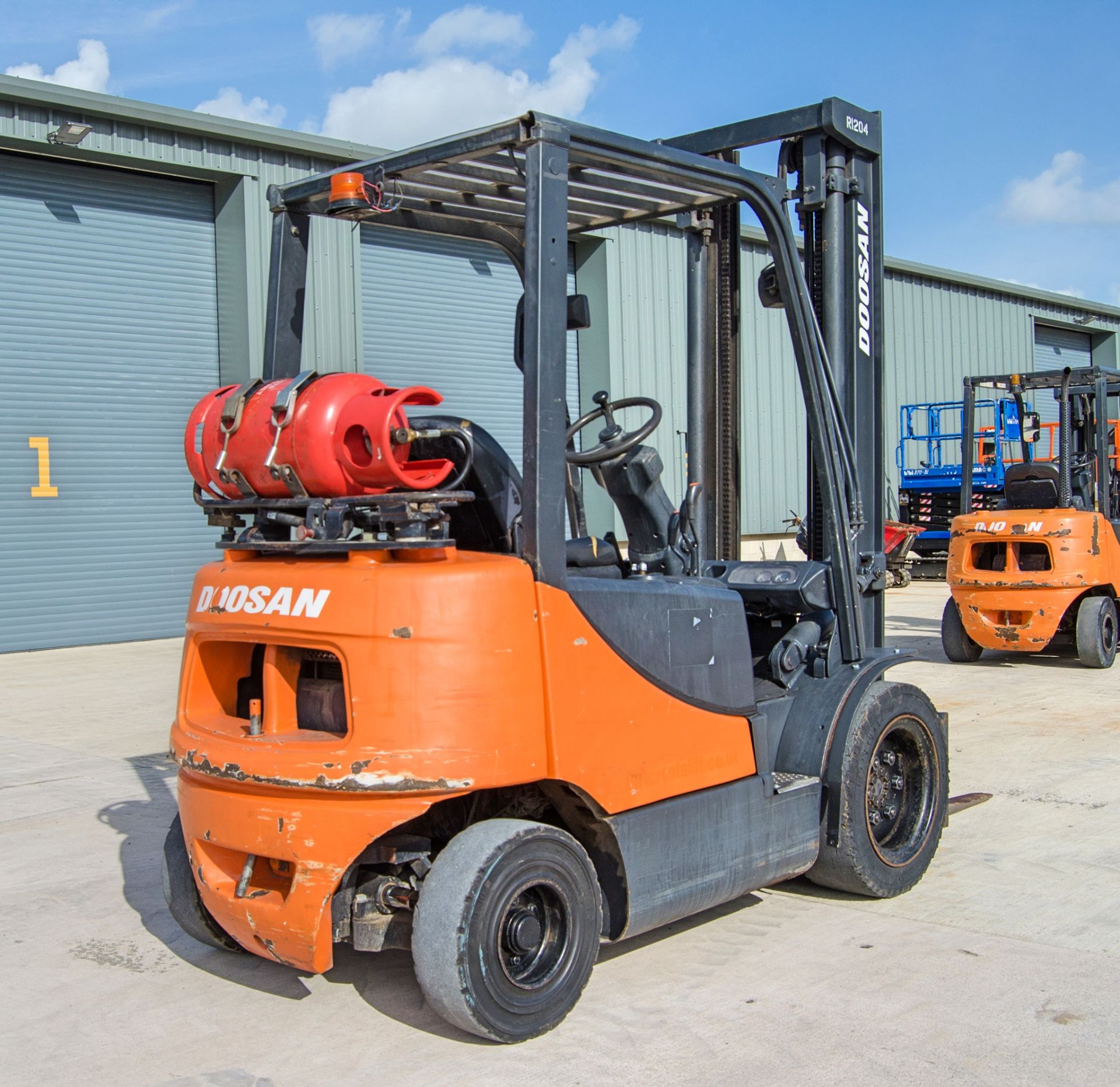 Doosan G20E-5 2 tonne gas powered fork lift truck Year: 2008 S/N: MF00471 Recorded Hours: 8276 - Image 4 of 22