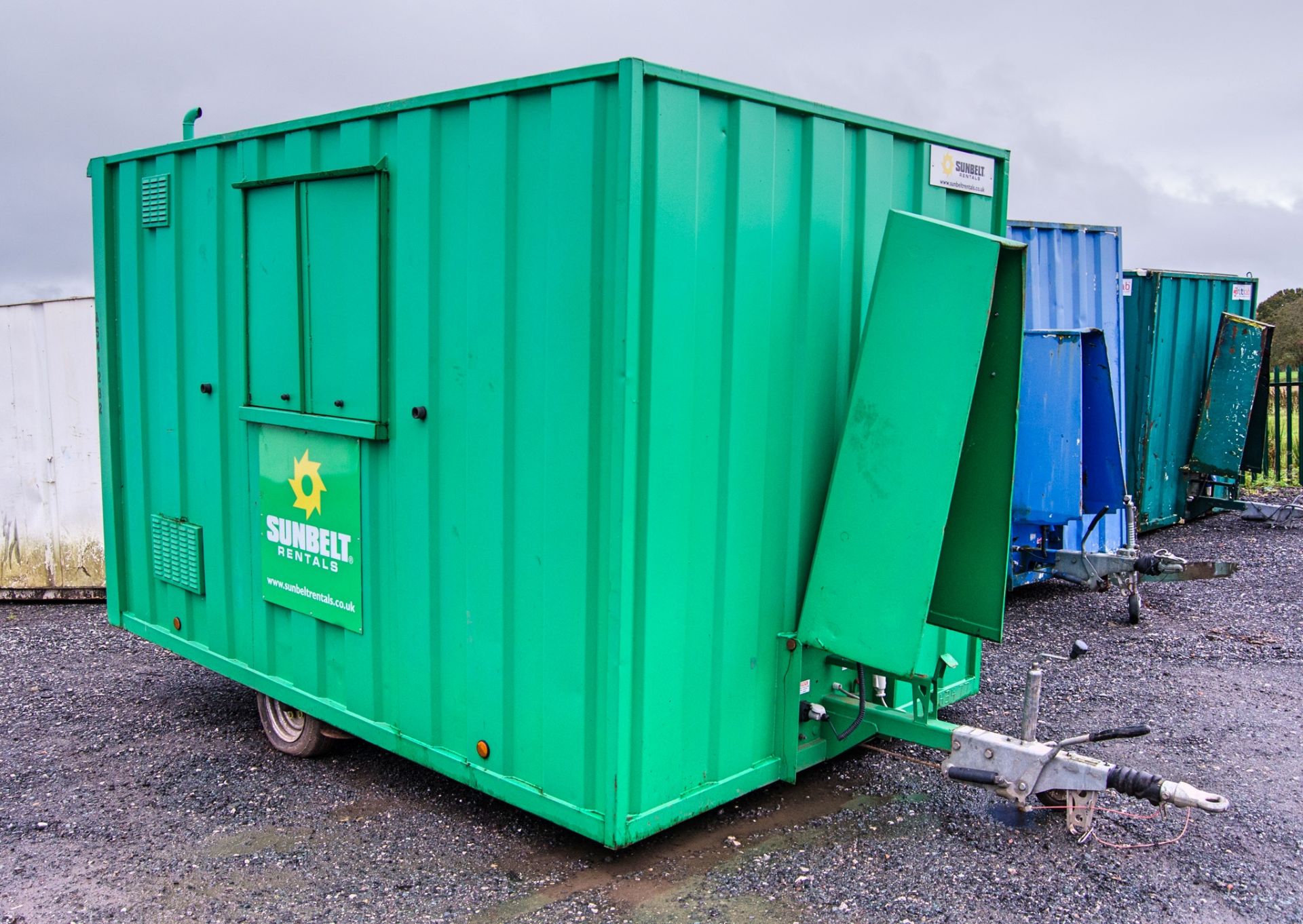 12ft x 8ft steel anti vandal fast tow mobile welfare site unit Comprising of: Canteen area, toilet & - Image 2 of 10