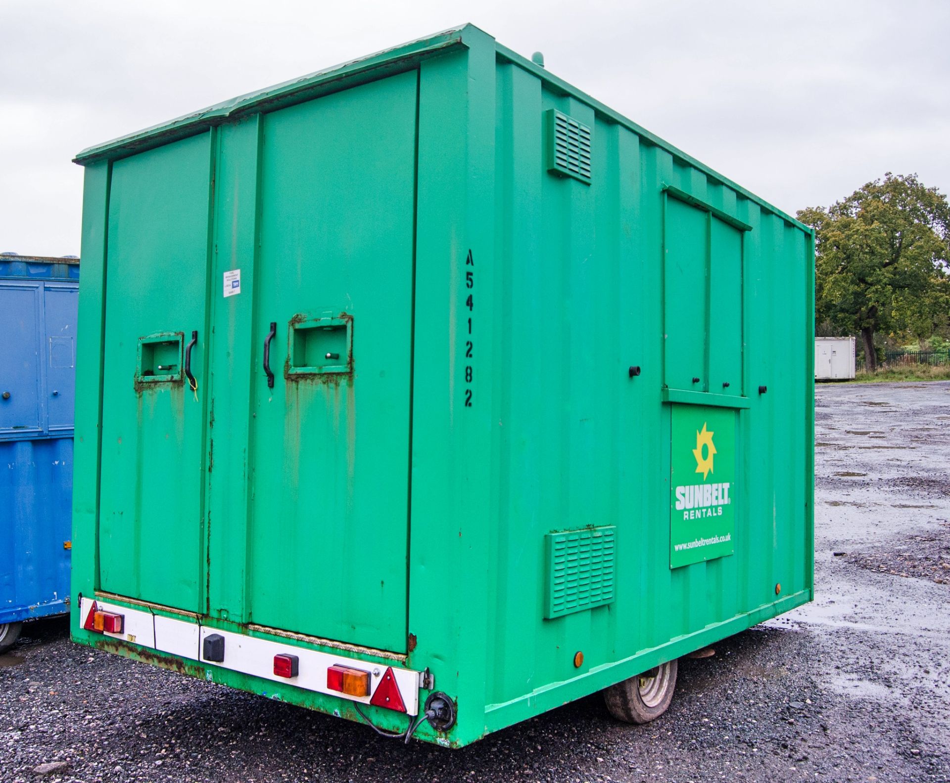 12ft x 8ft steel anti vandal fast tow mobile welfare site unit Comprising of: Canteen area, toilet & - Image 3 of 10