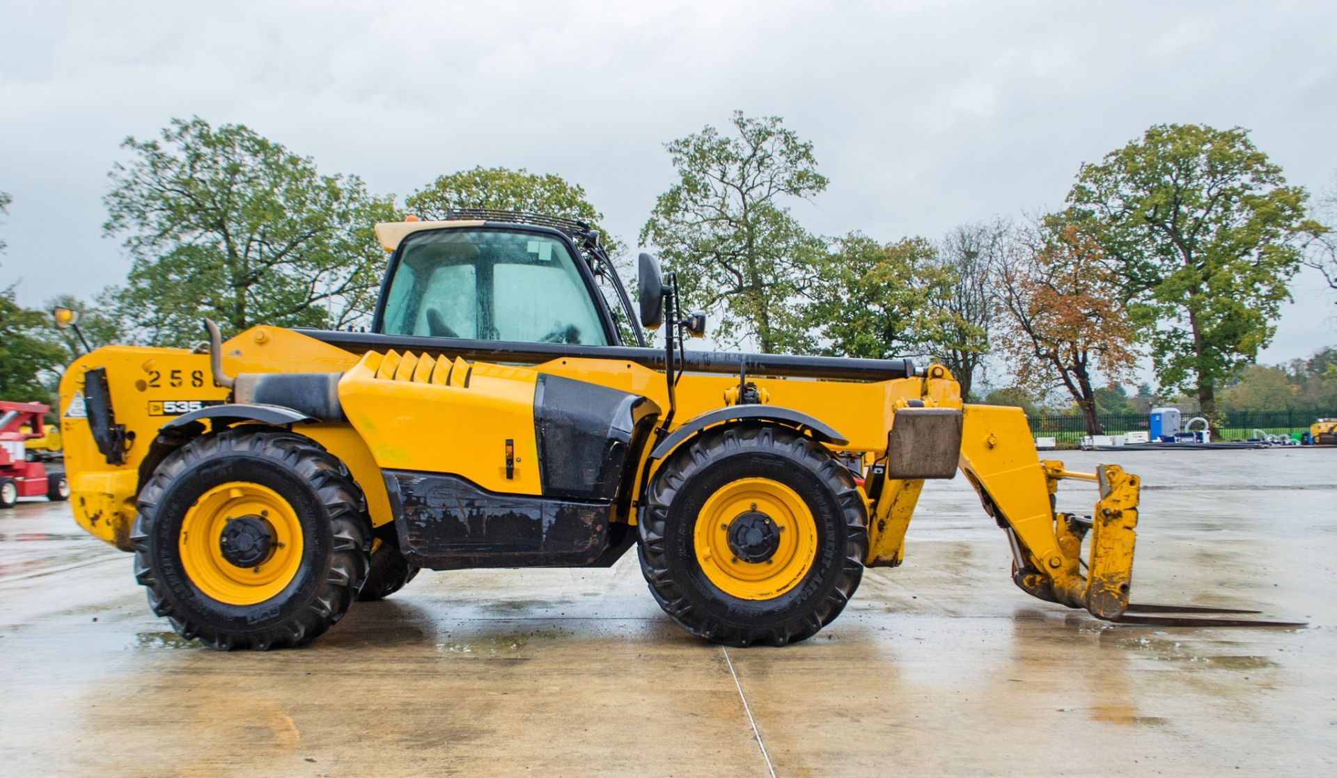 JCB 535-140 Hi-Viz T4i IIIB 14 metre telescopic handler Year: 2013 S/N: 2179531 Recorded Hours: 6040 - Image 7 of 27