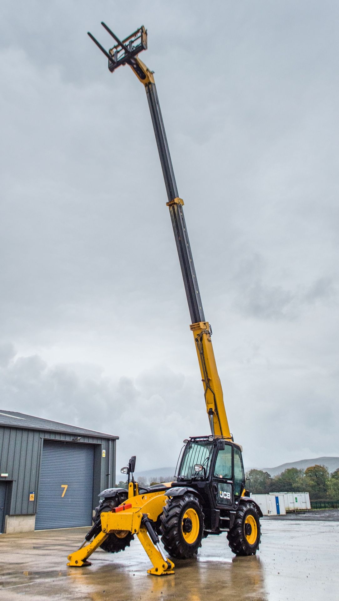 JCB 535-140 Hi-Viz T4i IIIB 14 metre telescopic handler Year: 2013 S/N: 2179531 Recorded Hours: 6040 - Image 9 of 27