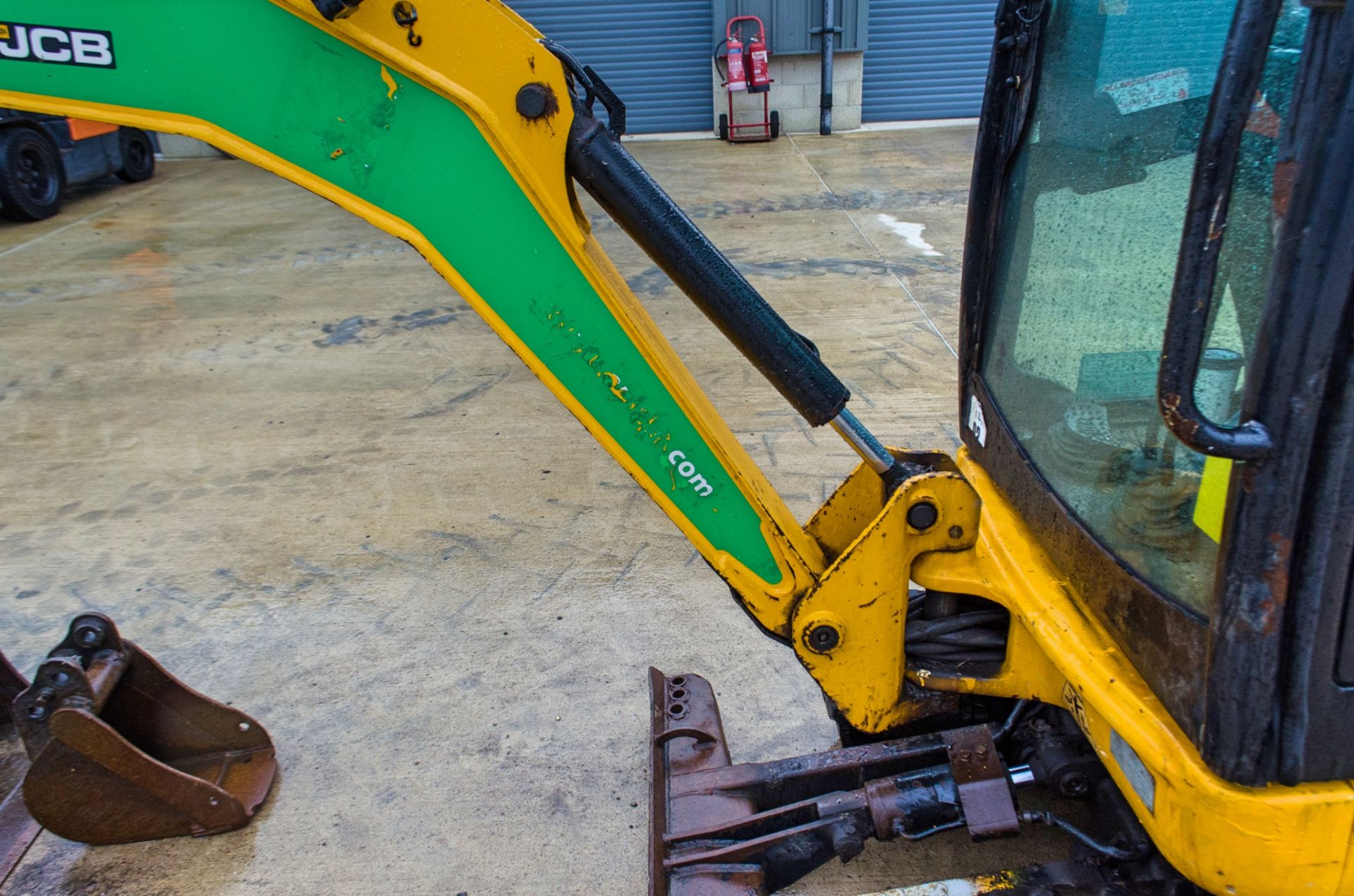 JCB 8018 CTS 1.5 tonne rubber tracked mini excavator Year: 2016 S/N: 2497624 Recorded Hours: 2351 - Image 17 of 26