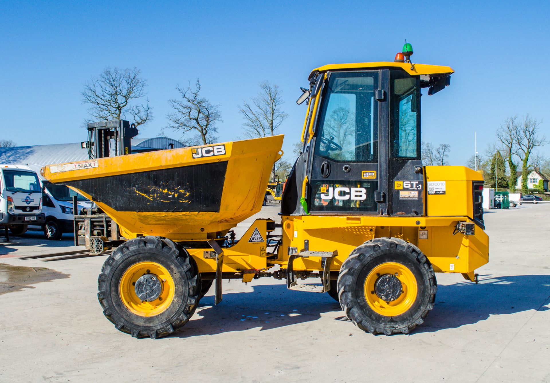 JCB 6ST 6 tonne swivel skip cabbed dumper Year: 2018 S/N: 2561954 Recorded Hours: 1844 c/w camera - Image 7 of 23