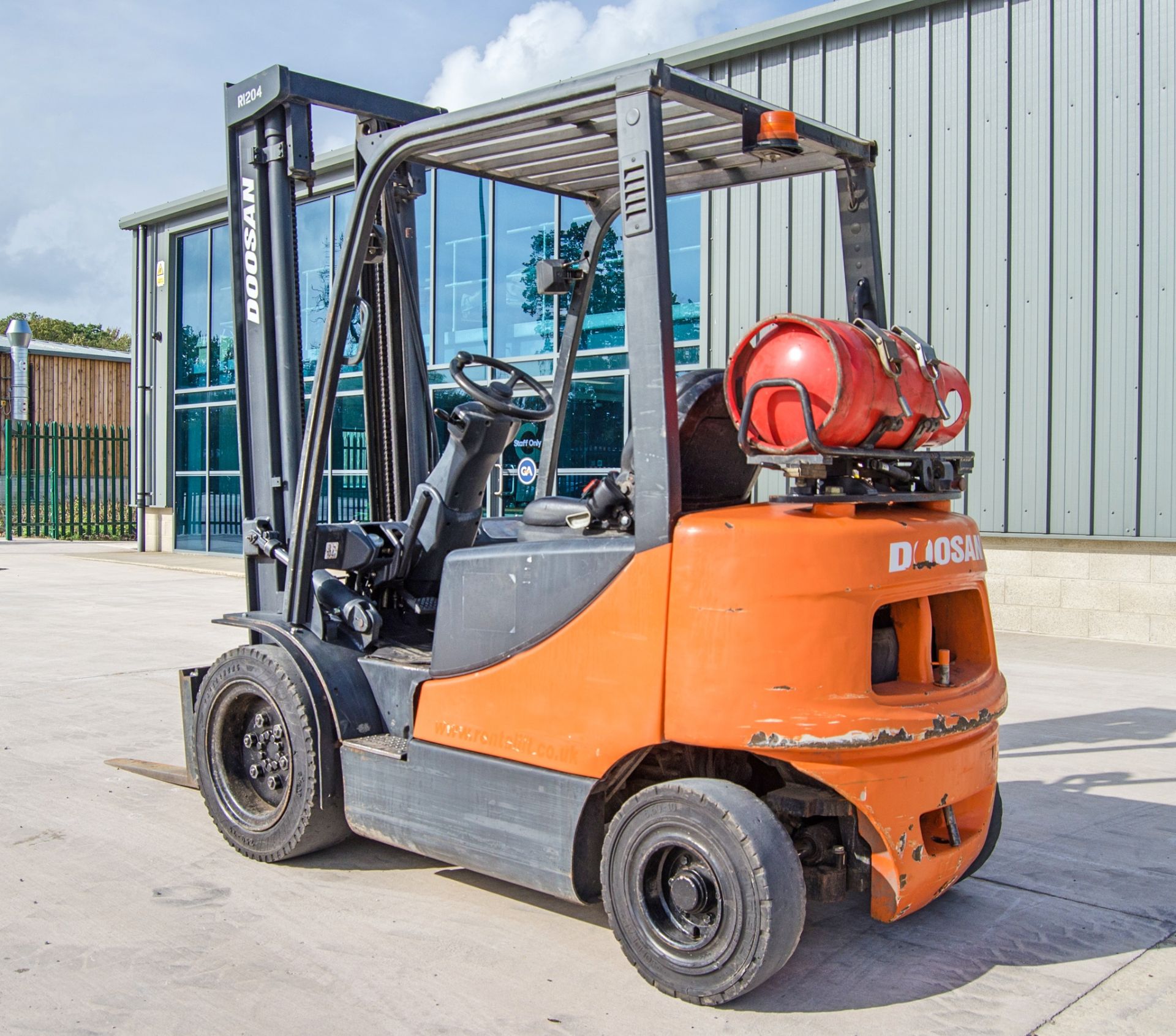 Doosan G20E-5 2 tonne gas powered fork lift truck Year: 2008 S/N: MF00471 Recorded Hours: 8276 - Image 3 of 22