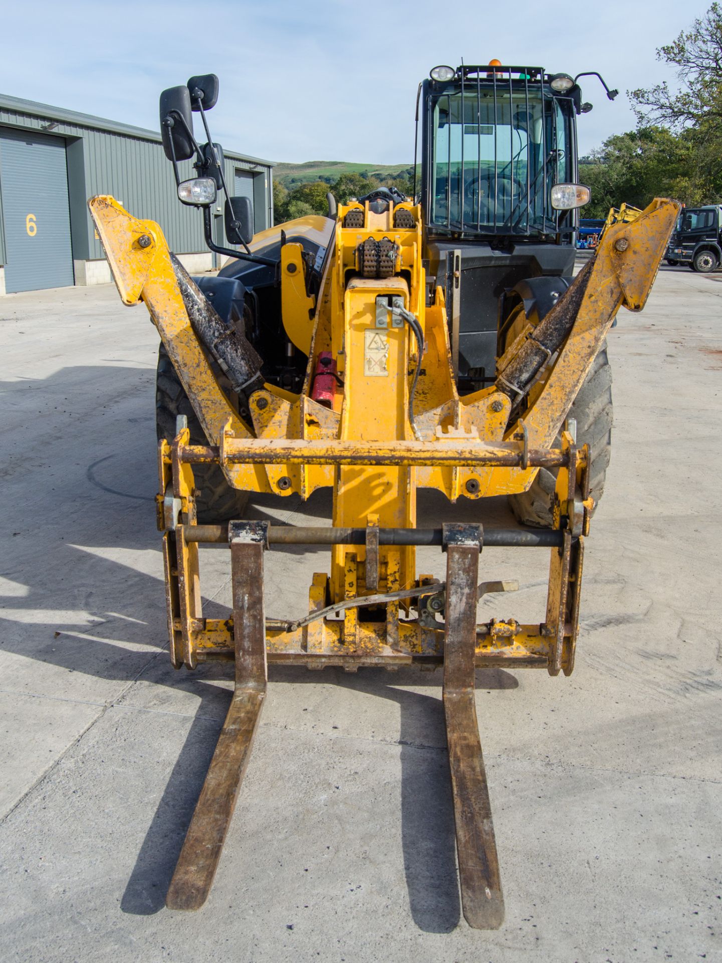 JCB 540-180 Hi-Viz T4 IV 18 metre telescopic handler Year: 2017 S/N: 2567255 Recorded Hours: 6327 - Image 5 of 26