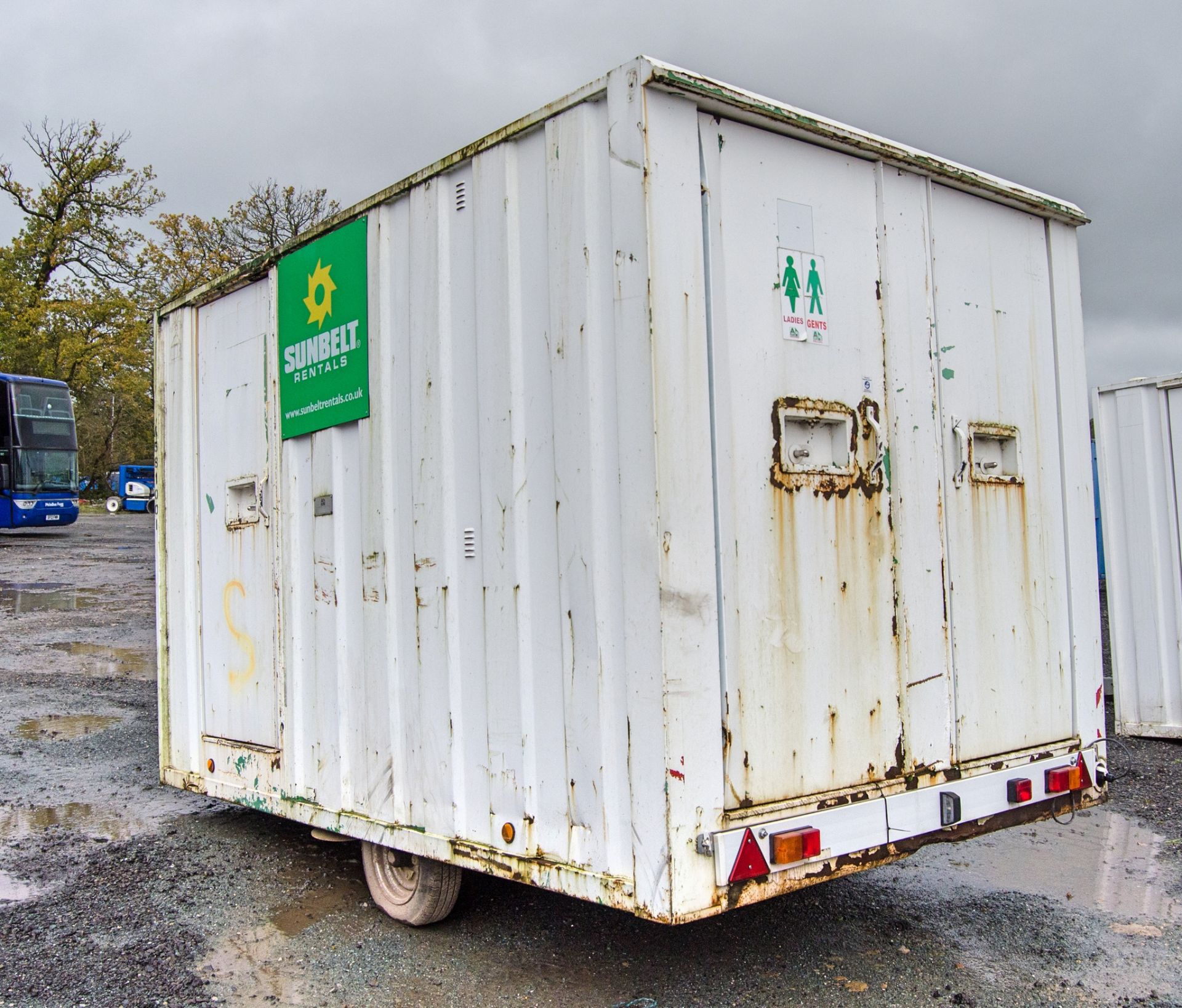 12ft x 8ft steel anti vandal fast tow mobile welfare site unit Comprising of: Canteen area, toilet & - Image 4 of 10