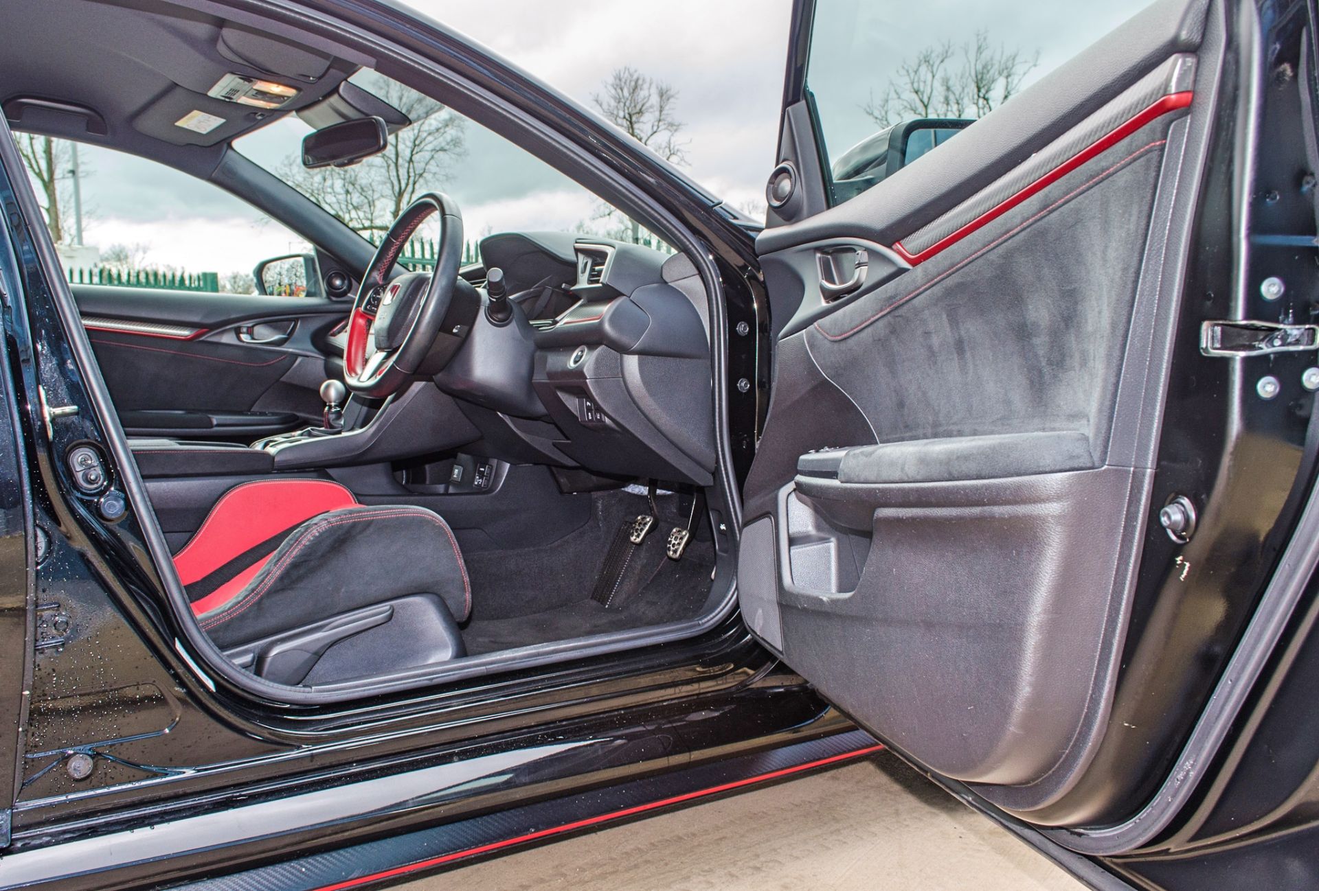 2018 Honda Civic GT Type R V-Tec 5 door hatchback Registration: DU68YHN Odometer: 16,429 Colour: - Image 32 of 54