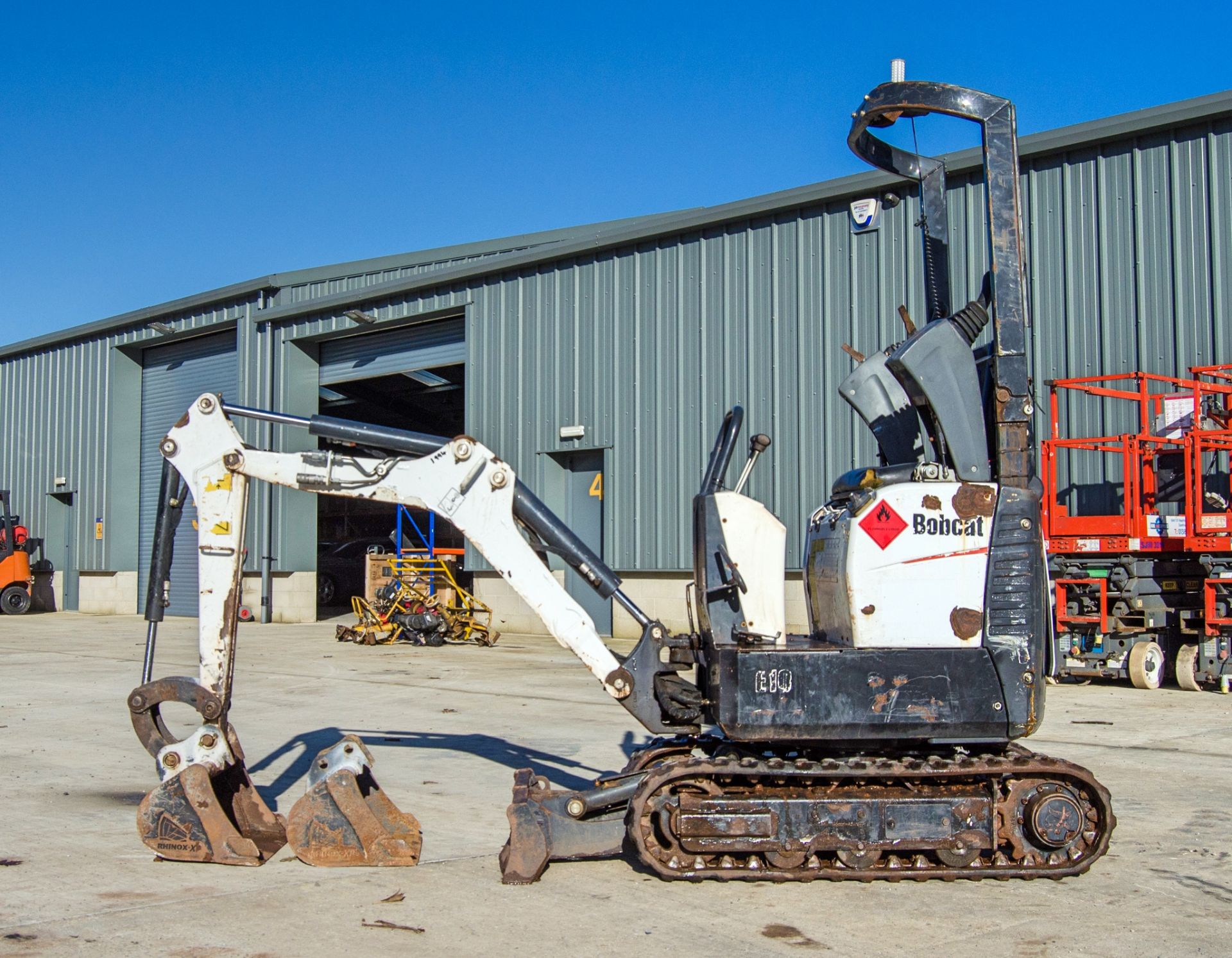 Bobcat E10 1 tonne rubber tracked micro excavator Year: 2018 S/N: A33P17030 Recorded Hours: 668 - Image 7 of 24