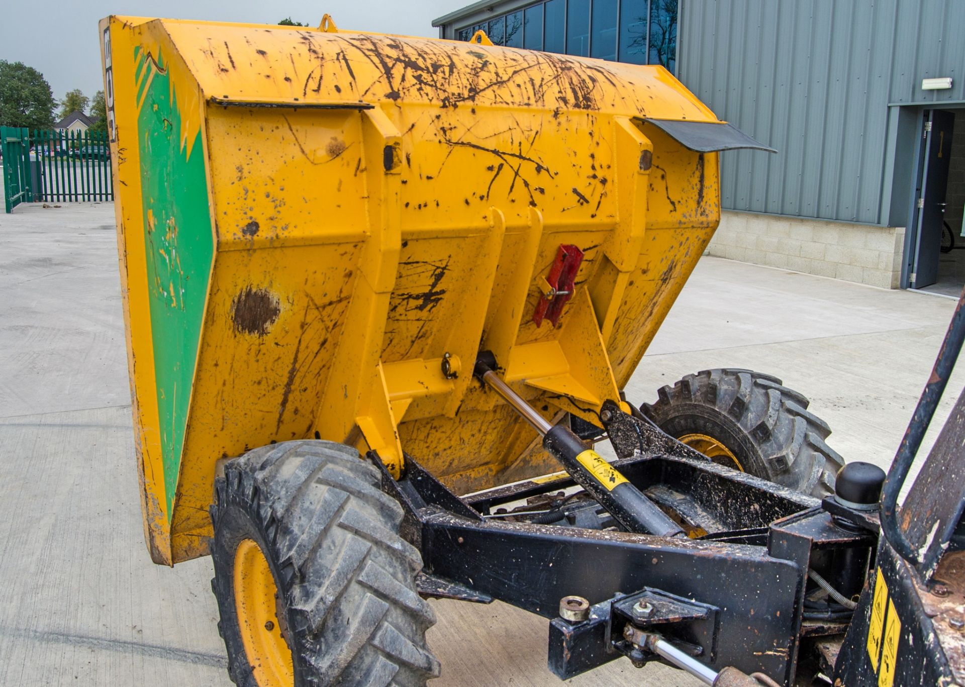 JCB 3 tonne straight skip dumper Year: 2015 S/N: EFFRE7335 Recorded Hours: 1383 A669049 - Image 11 of 23