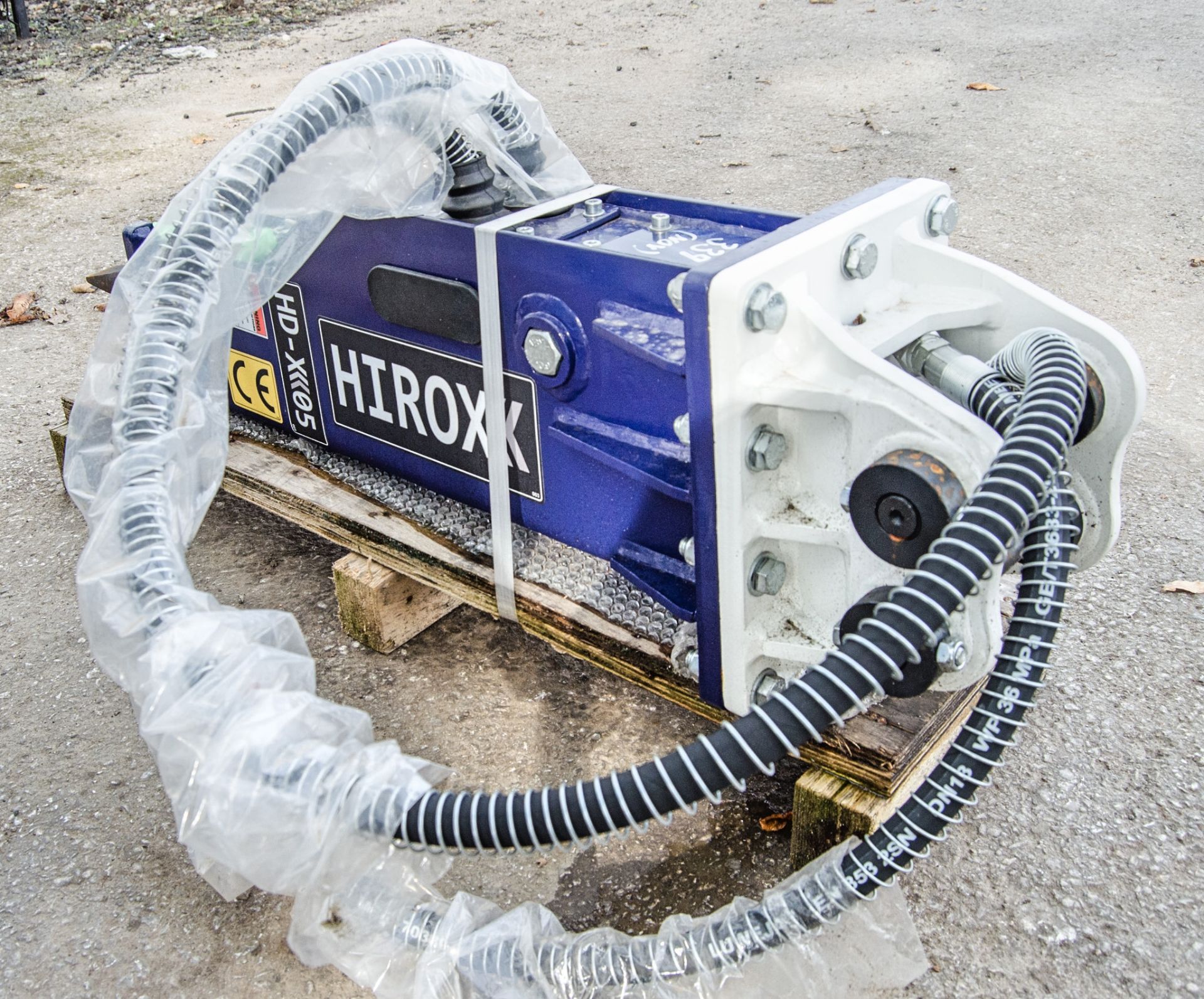 Hirox HDX05 hydraulic breaker to suit 3/4 to 1.5 tonne mini excavator  Pin diameter: 25mm Pin - Image 2 of 4