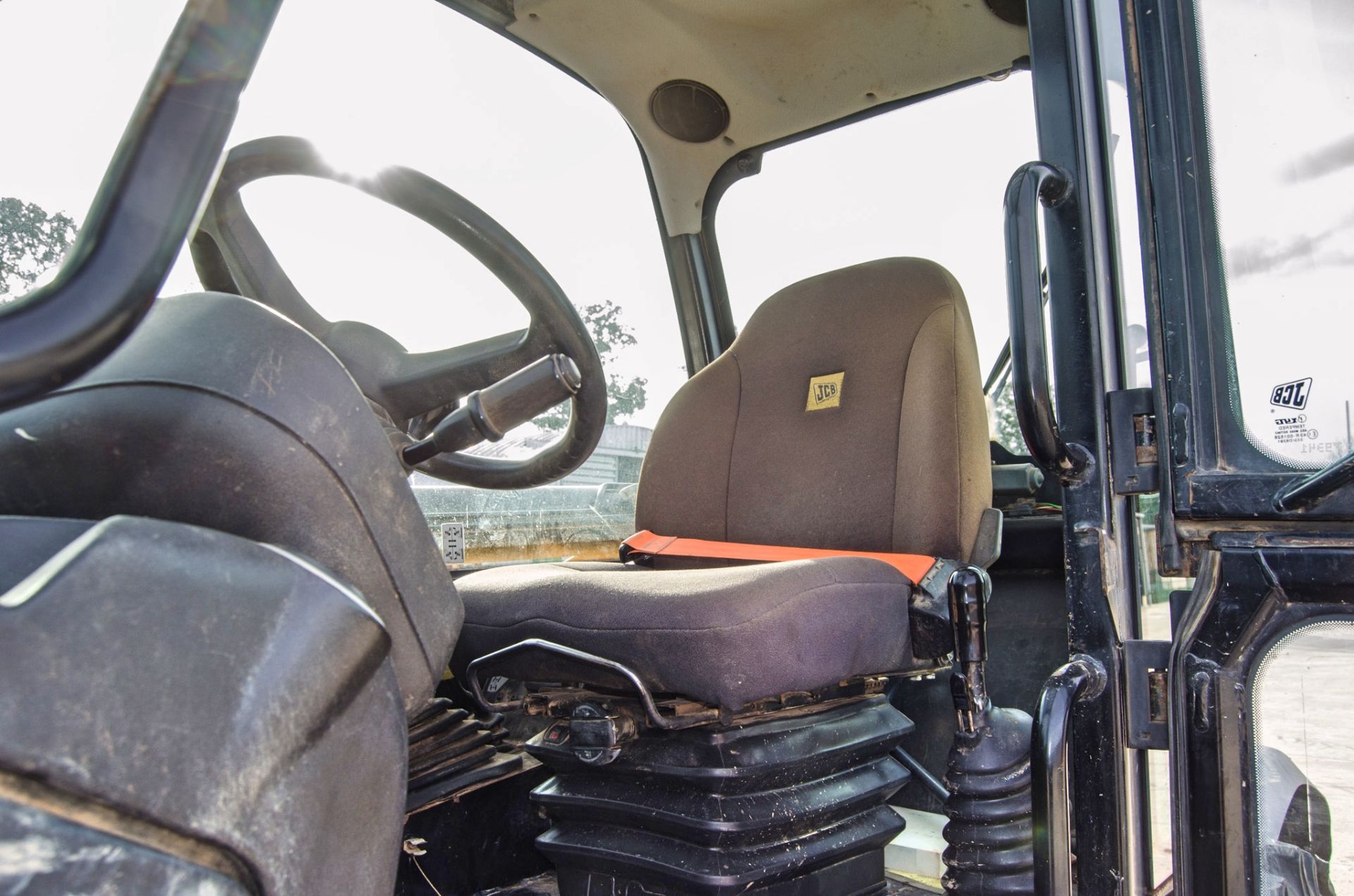 JCB 535-140 Hi-Viz T4i IIIB 14 metre telescopic handler Year: 2013 S/N: 2179341 Recorded Hours: 7494 - Image 17 of 27