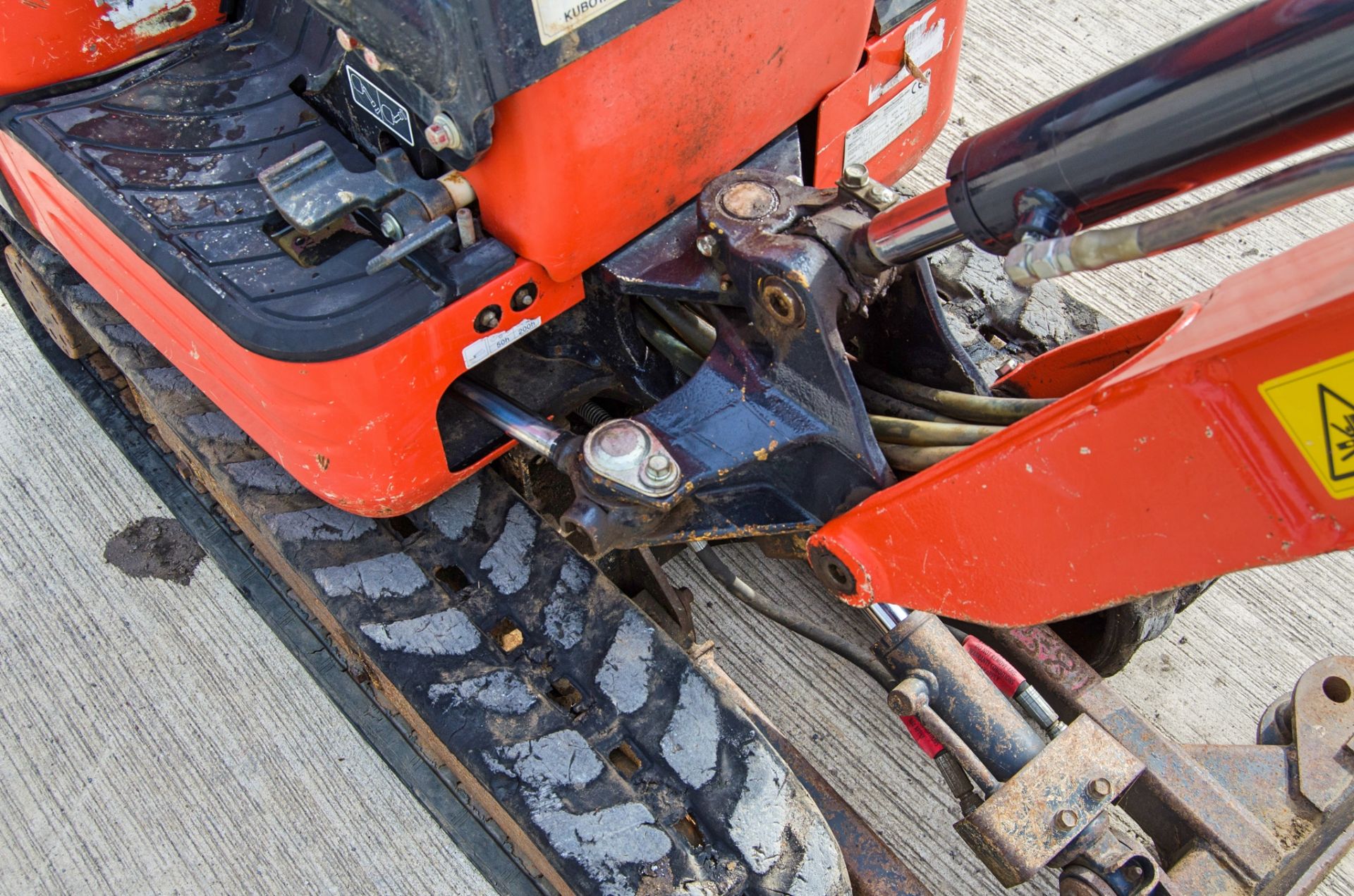 Kubota K008-3 0.8 tonne rubber tracked micro excavator Year: 2018 S/N: 31342 Recorded Hours: 1069 - Image 18 of 26